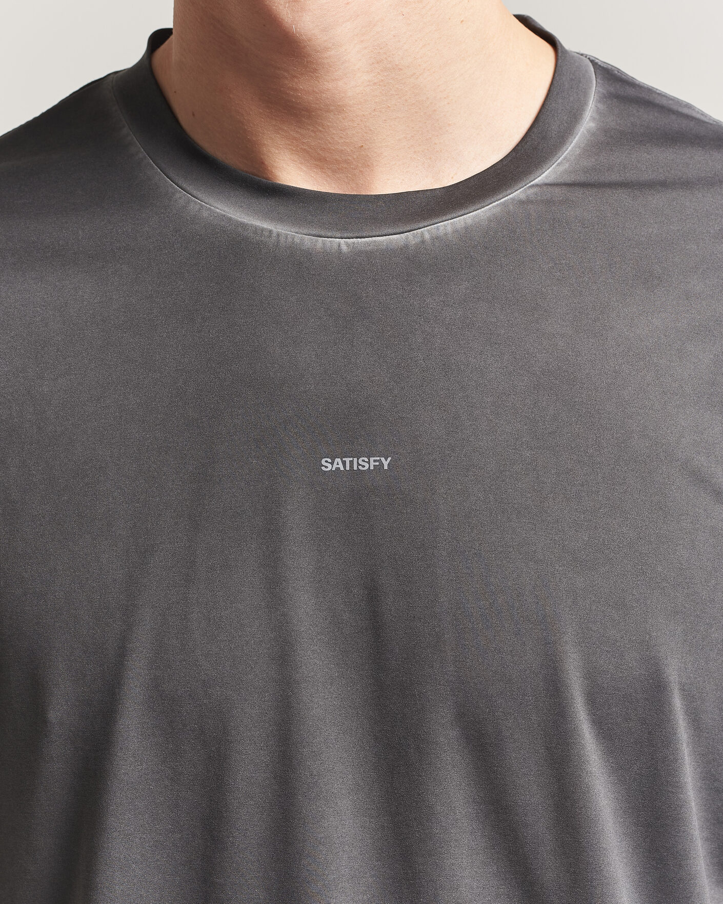 Herre | T-Shirts | Satisfy | AuraLite T-Shirt Pigment Black