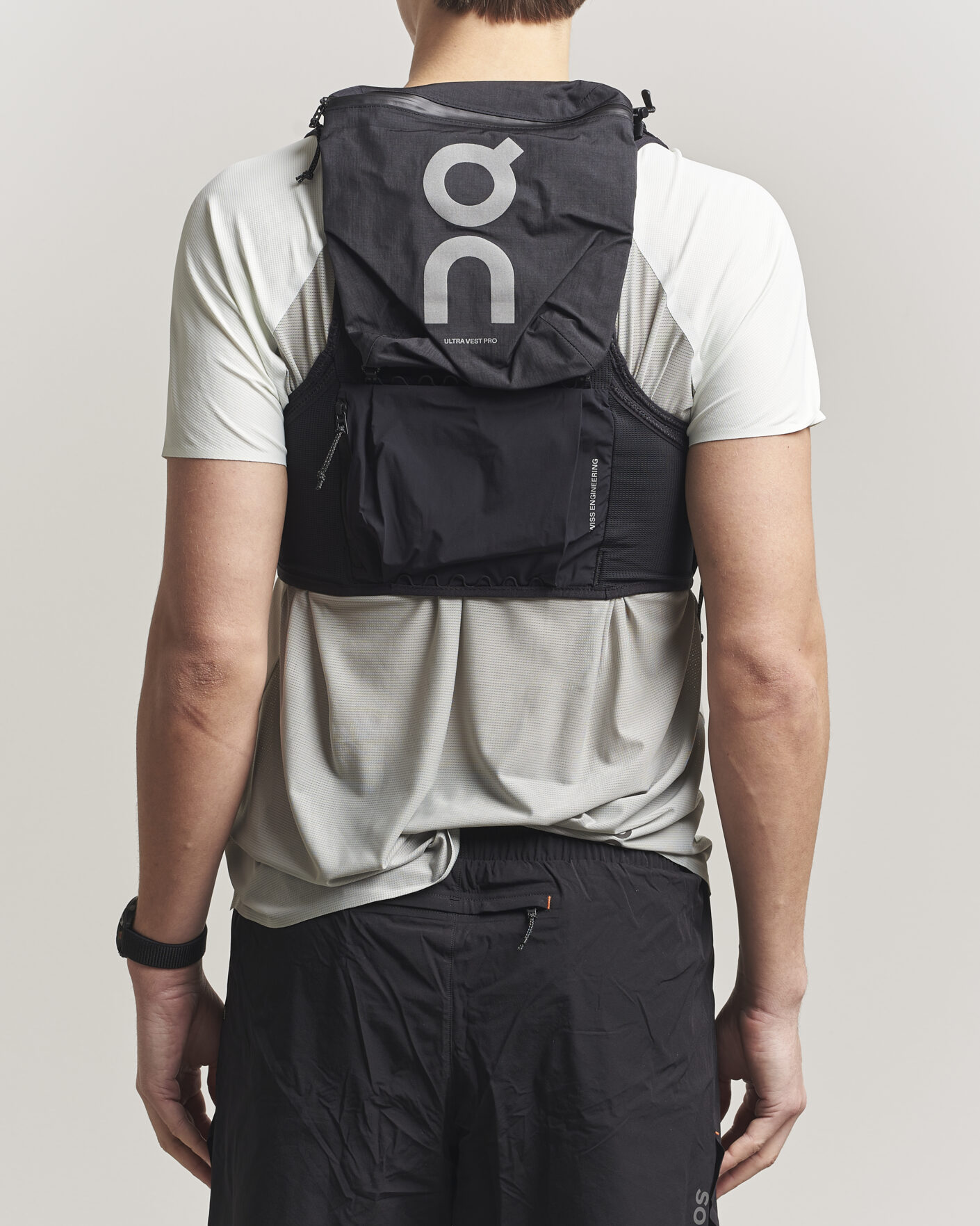 ON Ultra Vest Pro 10L Black hos CareOfCarl.no
