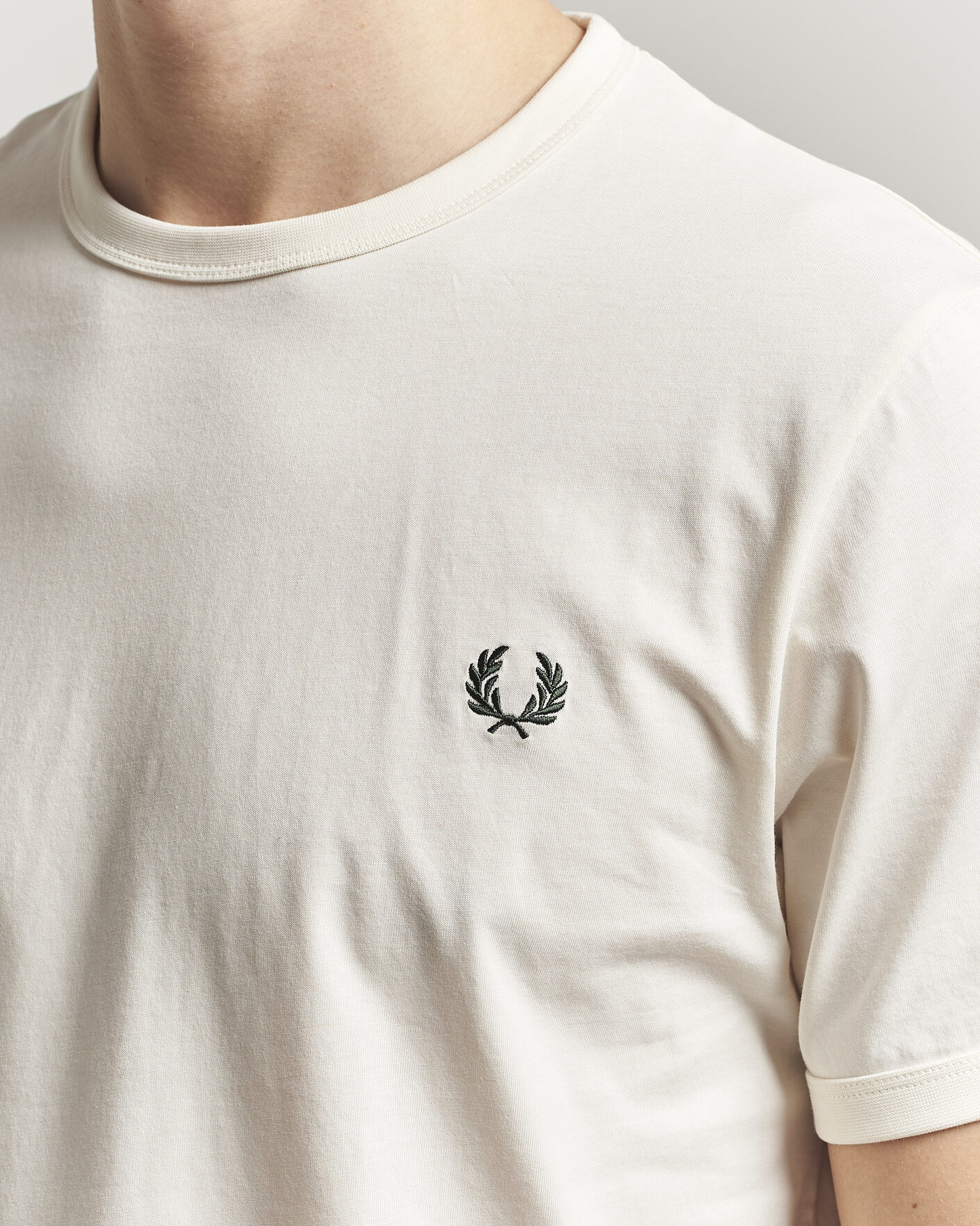 Herre | T-Shirts | Fred Perry | Ringer T-Shirt Ecru