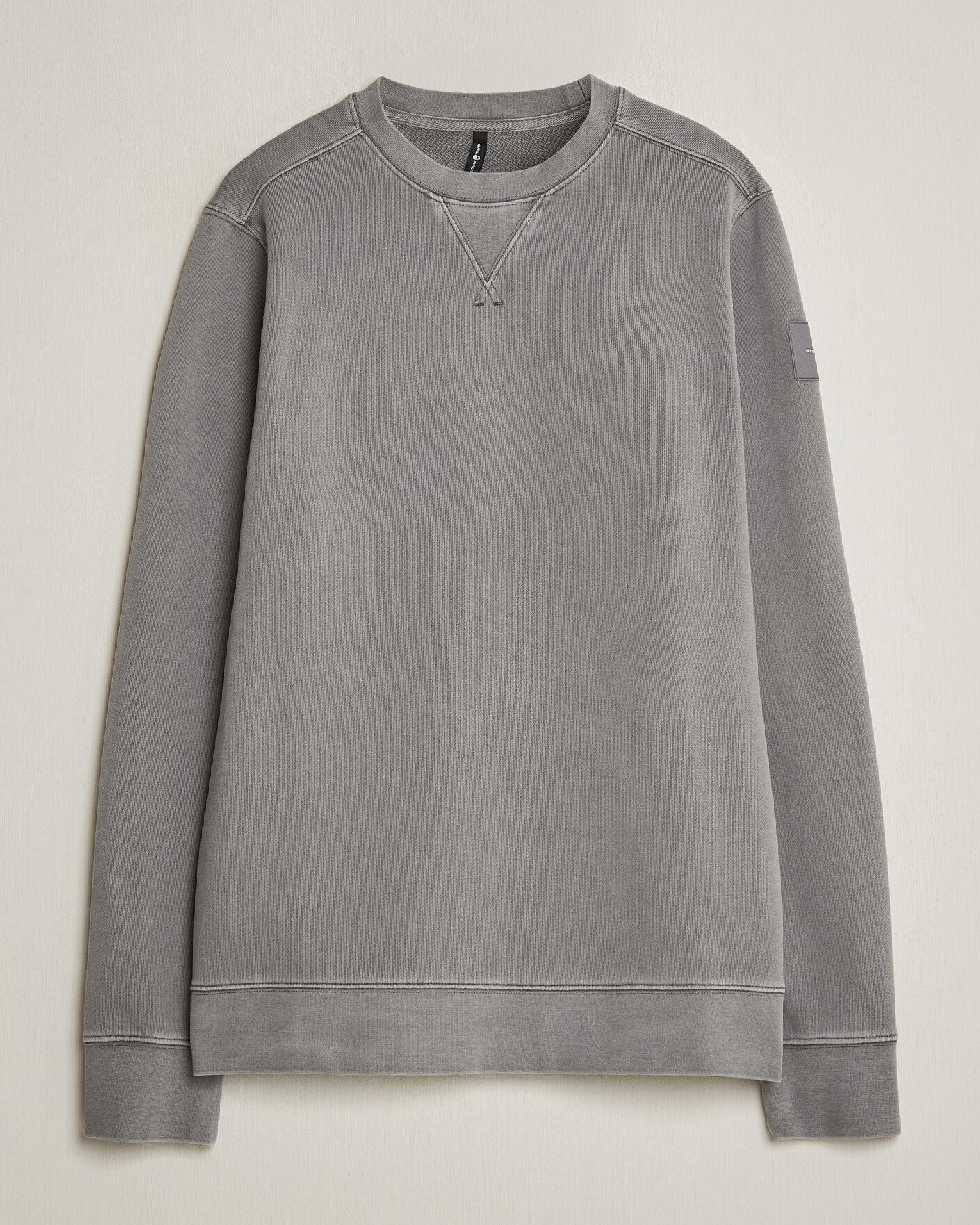 Sail Racing Wind Pigment Dyed Sweatshirt Frost Grey hos CareOfCarl.no