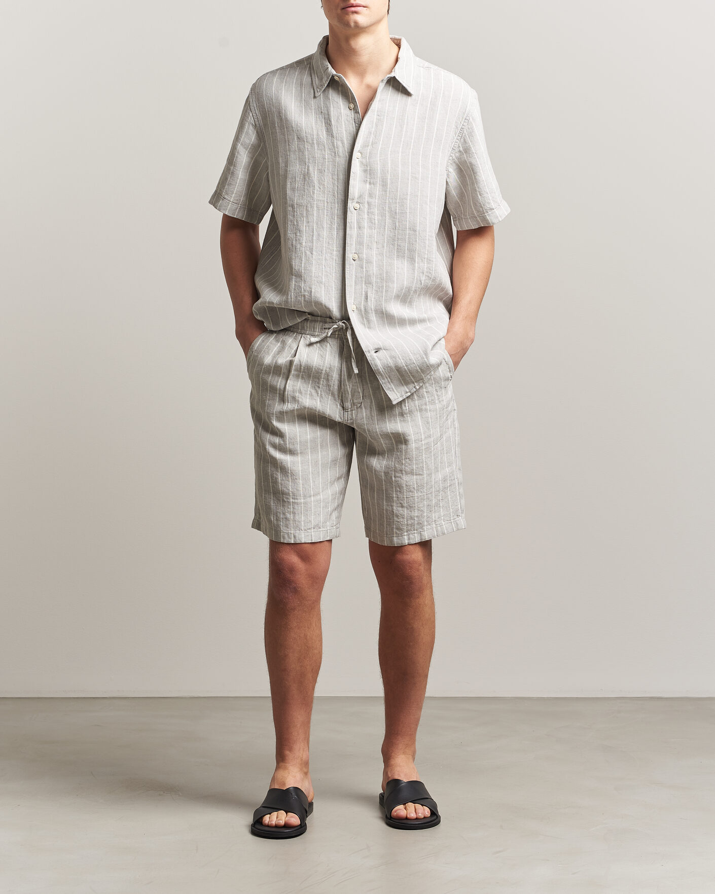 Herre | Shorts | KnowledgeCotton Apparel | Striped Loose Linen Shorts Grey