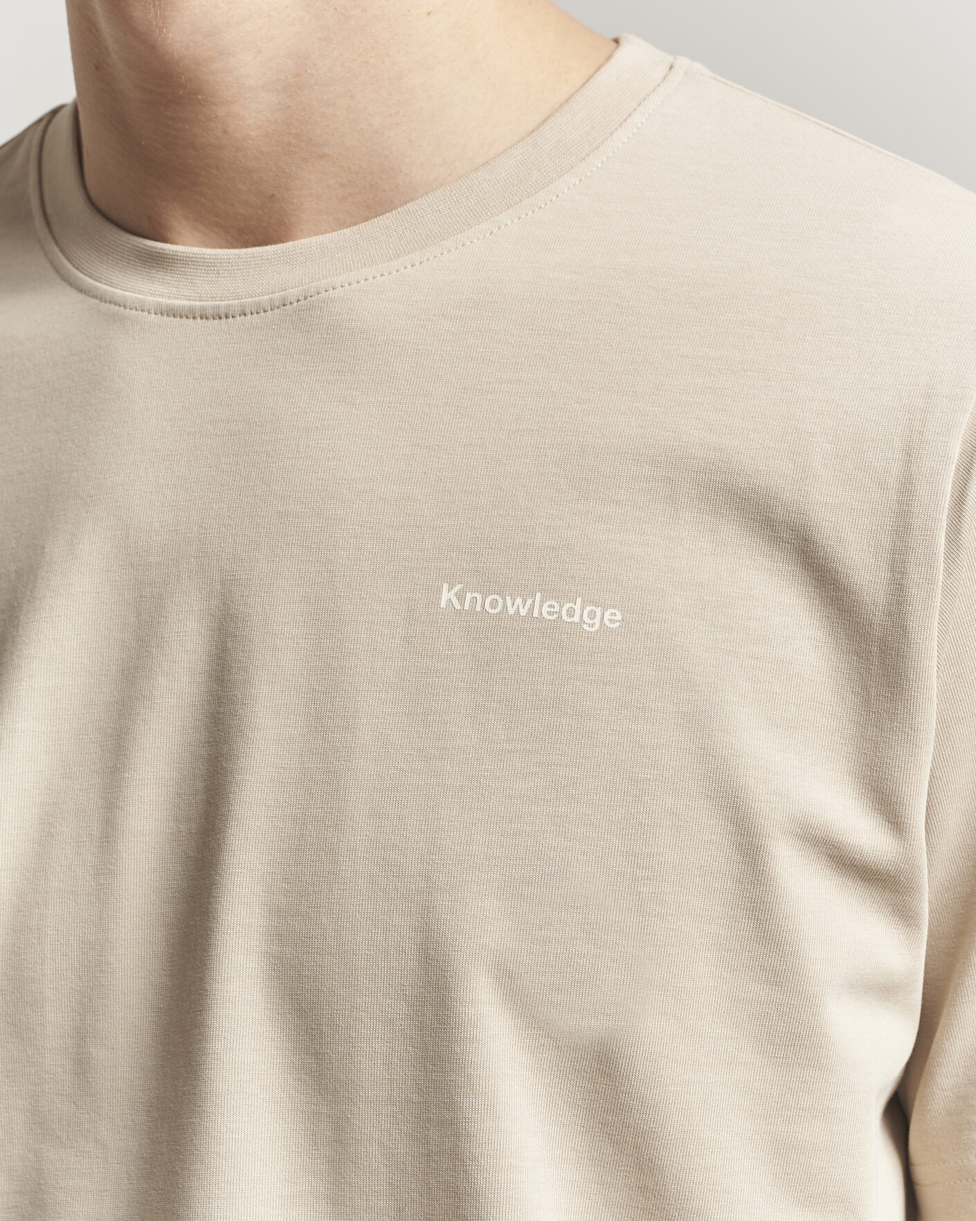Herre | T-Shirts | KnowledgeCotton Apparel | Back Print T-Shirt Light Feather Grey