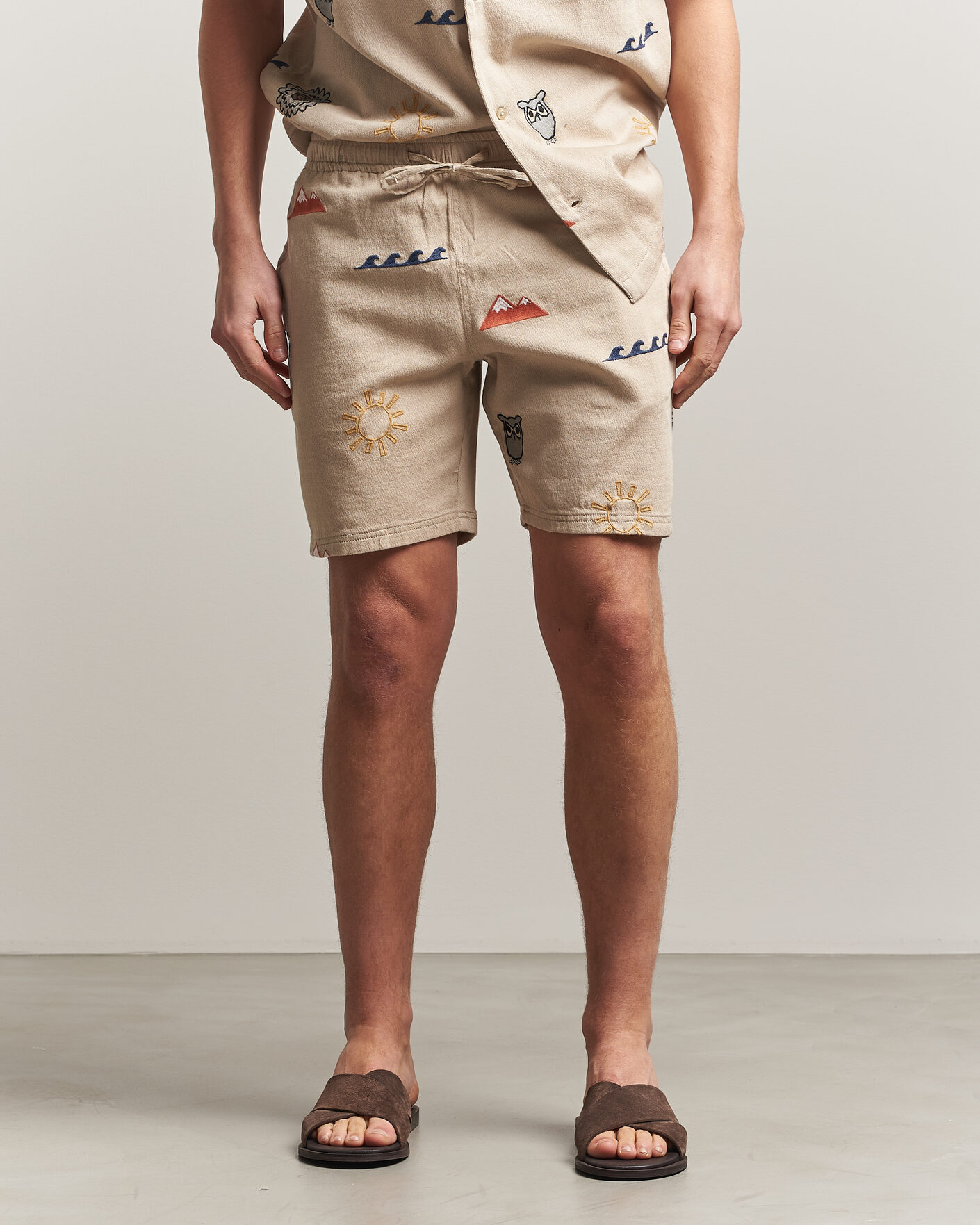 Herre | Shorts | KnowledgeCotton Apparel | Loose Embroidery Shorts Light Feather Grey