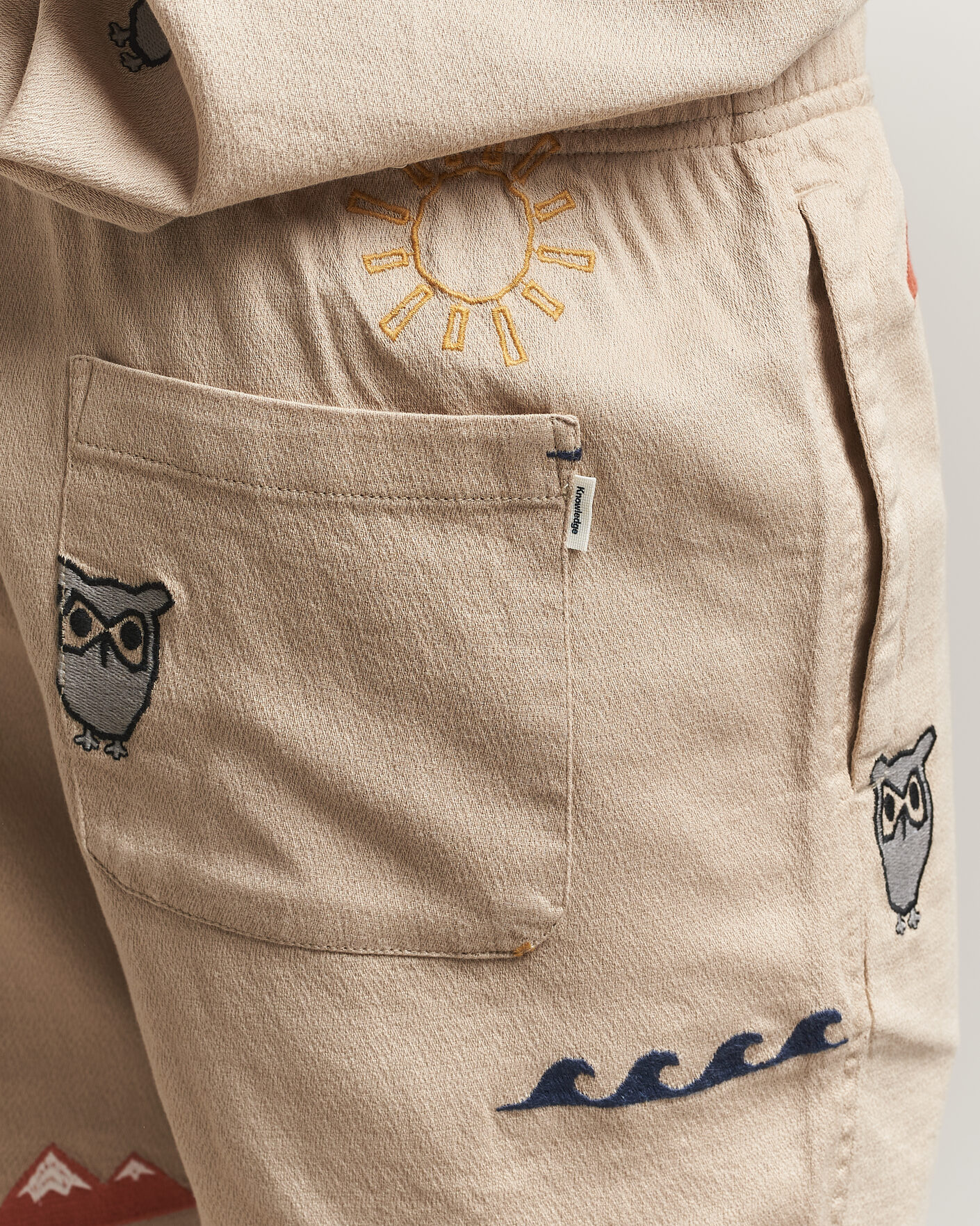 Herre | Shorts | KnowledgeCotton Apparel | Loose Embroidery Shorts Light Feather Grey