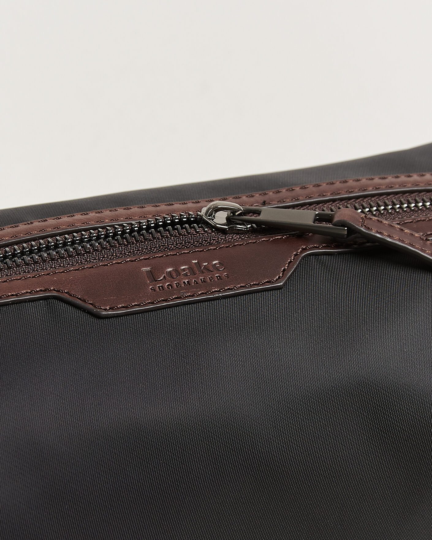Herre | Vesker | Loake Shoemakers | Welland Nylon/Leather Washbag Black