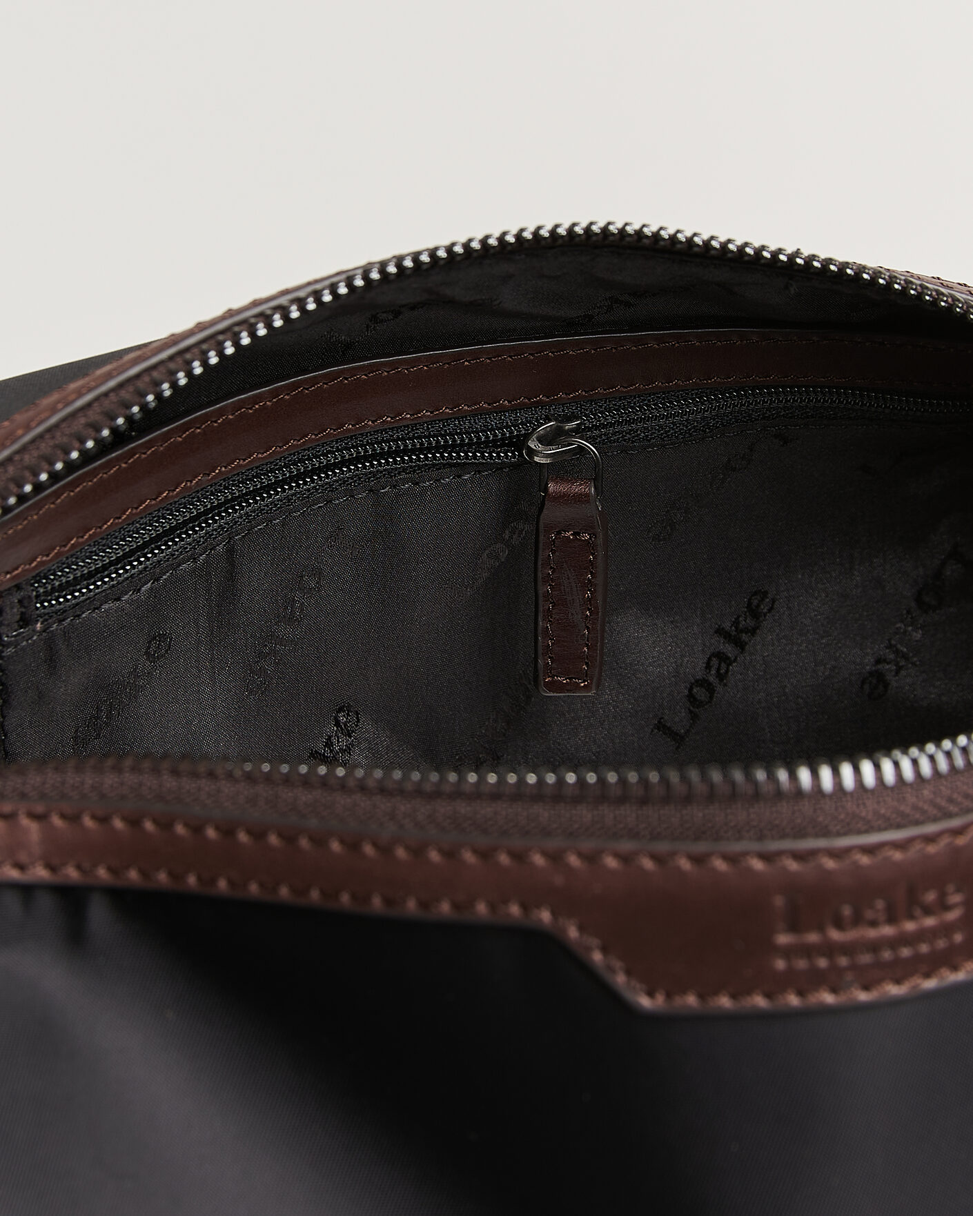 Herre | Vesker | Loake Shoemakers | Welland Nylon/Leather Washbag Black