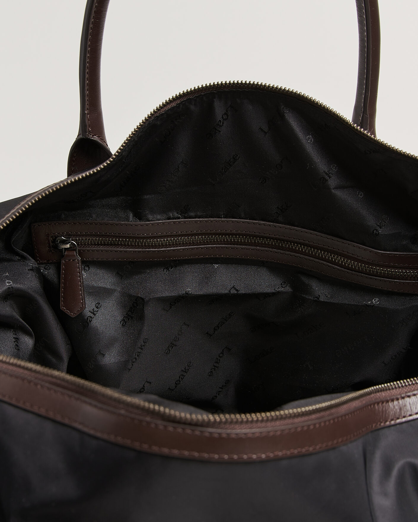 Herre | Vesker | Loake Shoemakers | Gower Nylon/Leather Holdall Black