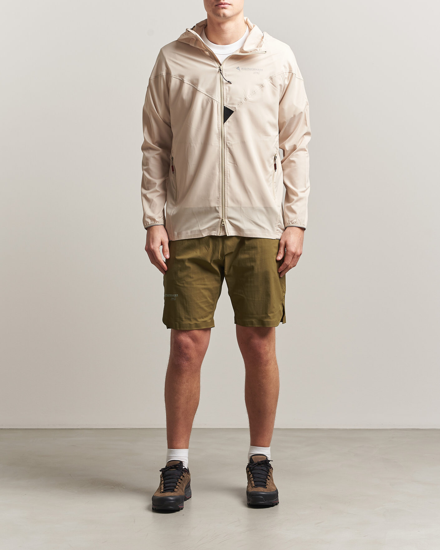 Klättermusen Nal Windbreaker Shorts Olive hos CareOfCarl.no