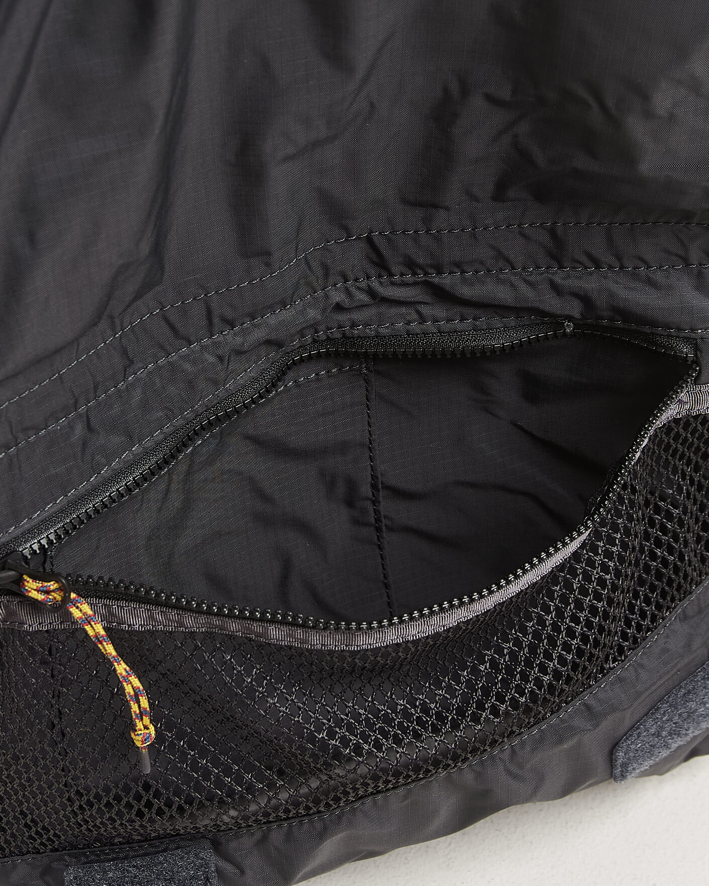Herre | Vesker | Klättermusen | Algir Foldover Bag Raven