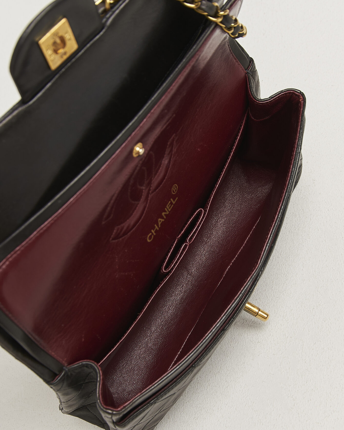 Herre | Pre-Owned & Vintage Bags | Chanel Pre-Owned | Classic Medium Double Flap Bag Black