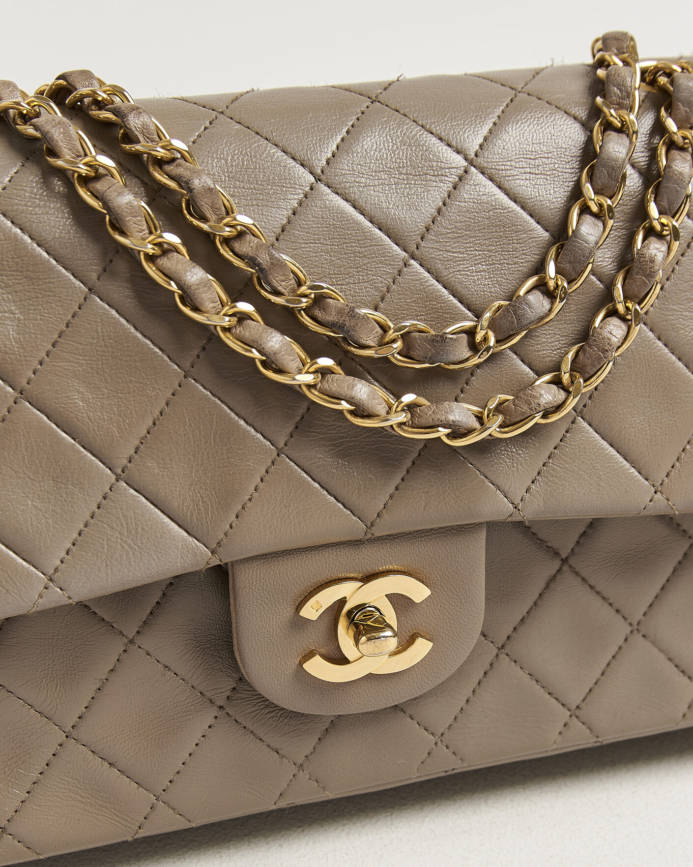 Herre | Pre-Owned & Vintage Bags | Chanel Pre-Owned | Classic Medium Double Flap Bag Lambskin Beige