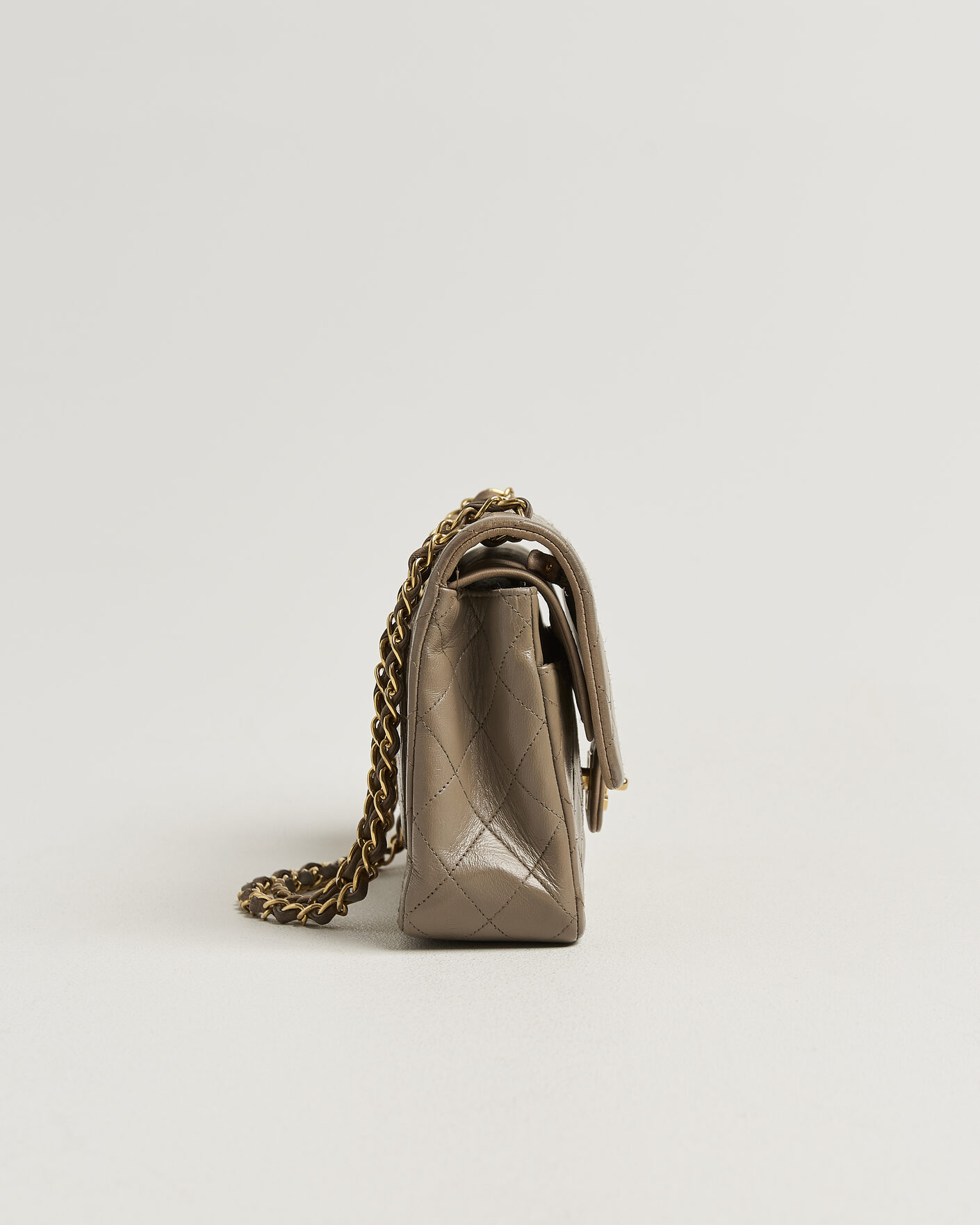 Herre | Pre-Owned & Vintage Bags | Chanel Pre-Owned | Classic Medium Double Flap Bag Lambskin Beige