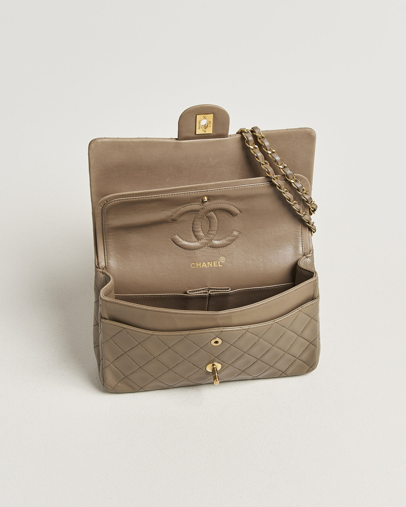 Herre | Pre-Owned & Vintage Bags | Chanel Pre-Owned | Classic Medium Double Flap Bag Lambskin Beige