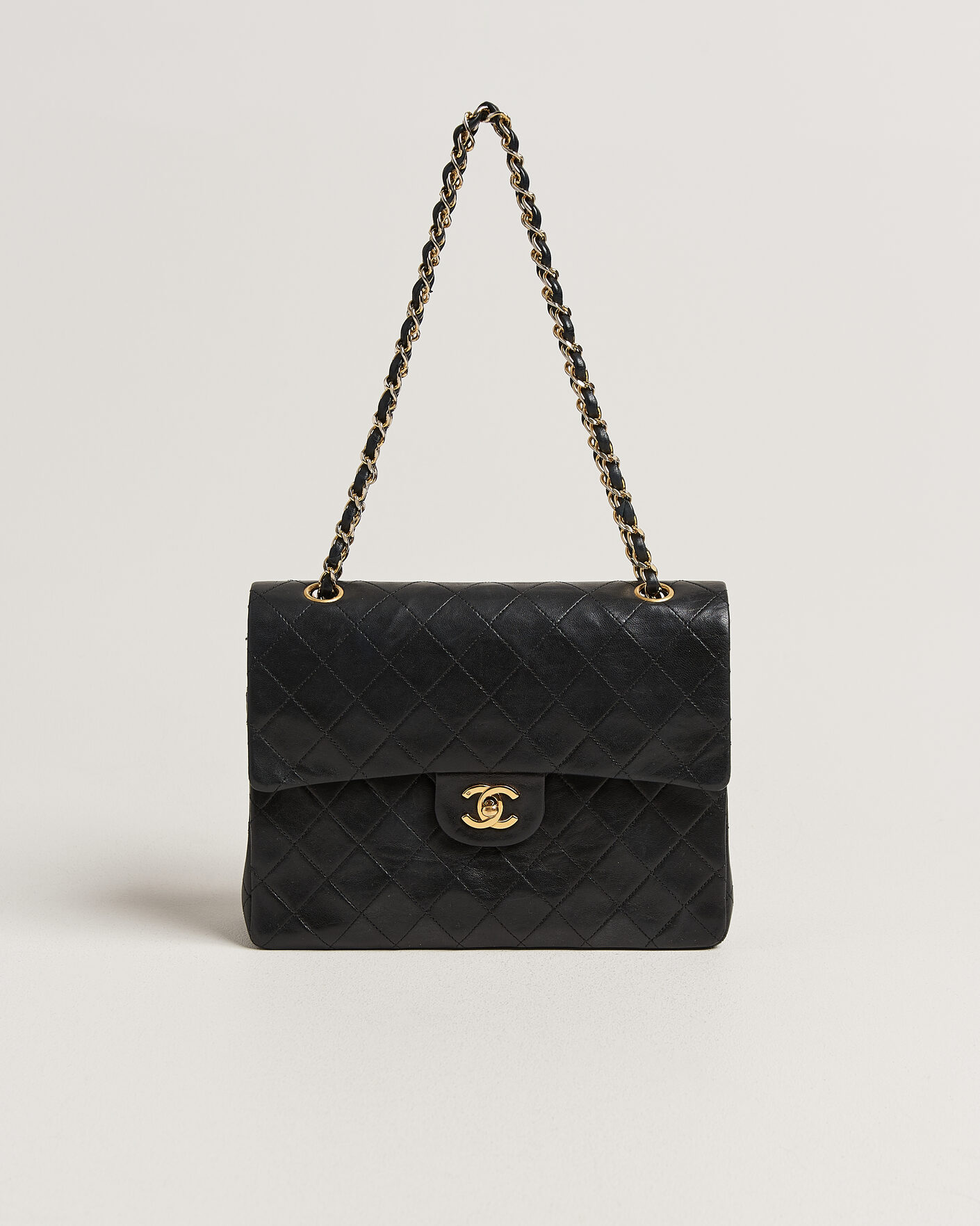 Herre | Pre-Owned & Vintage Bags | Chanel Pre-Owned | Classic Medium Square Double Flap Bag Lambskin Black