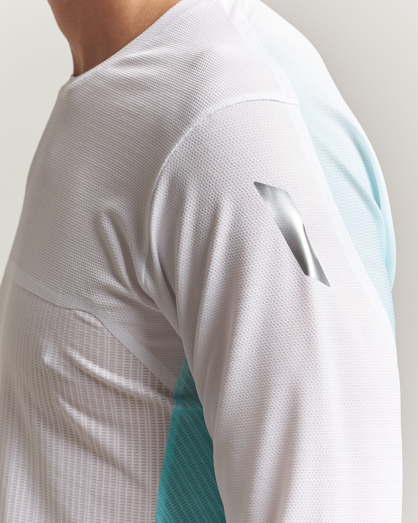 Herre | T-Shirts | SOAR Running | Hot Weather Long Sleeve Tee White/Blue