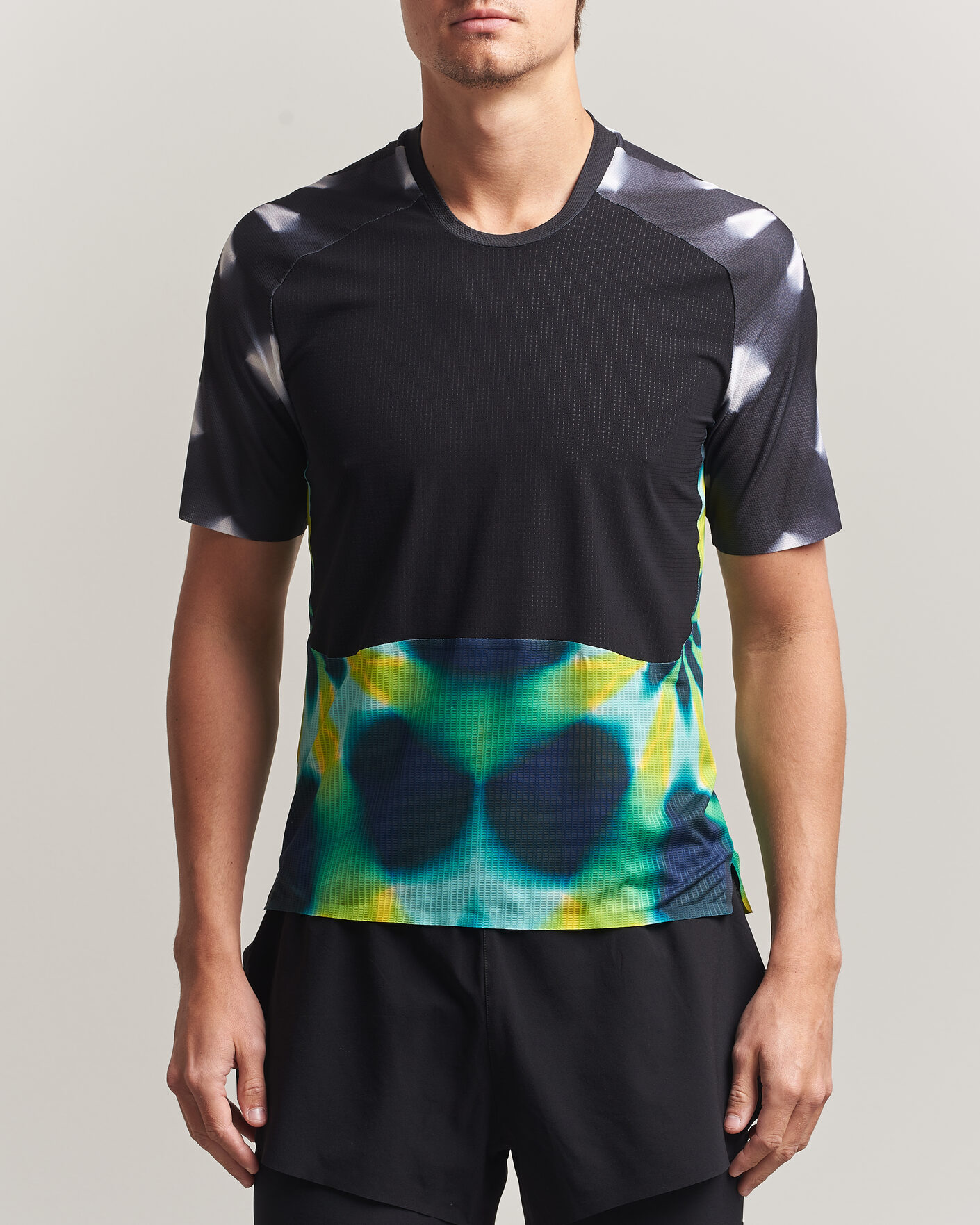 Herre | T-Shirts | SOAR Running | Trail Race Top Black/Fade Grey