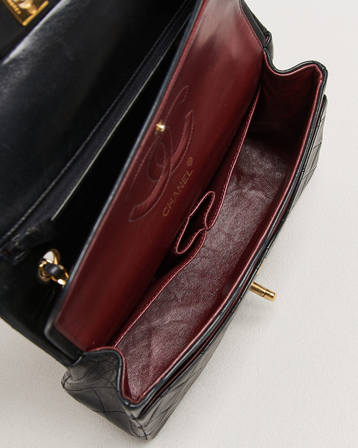 Herre | Pre-Owned & Vintage Bags | Chanel Pre-Owned | Classic Medium Double Flap Bag Lambskin Black