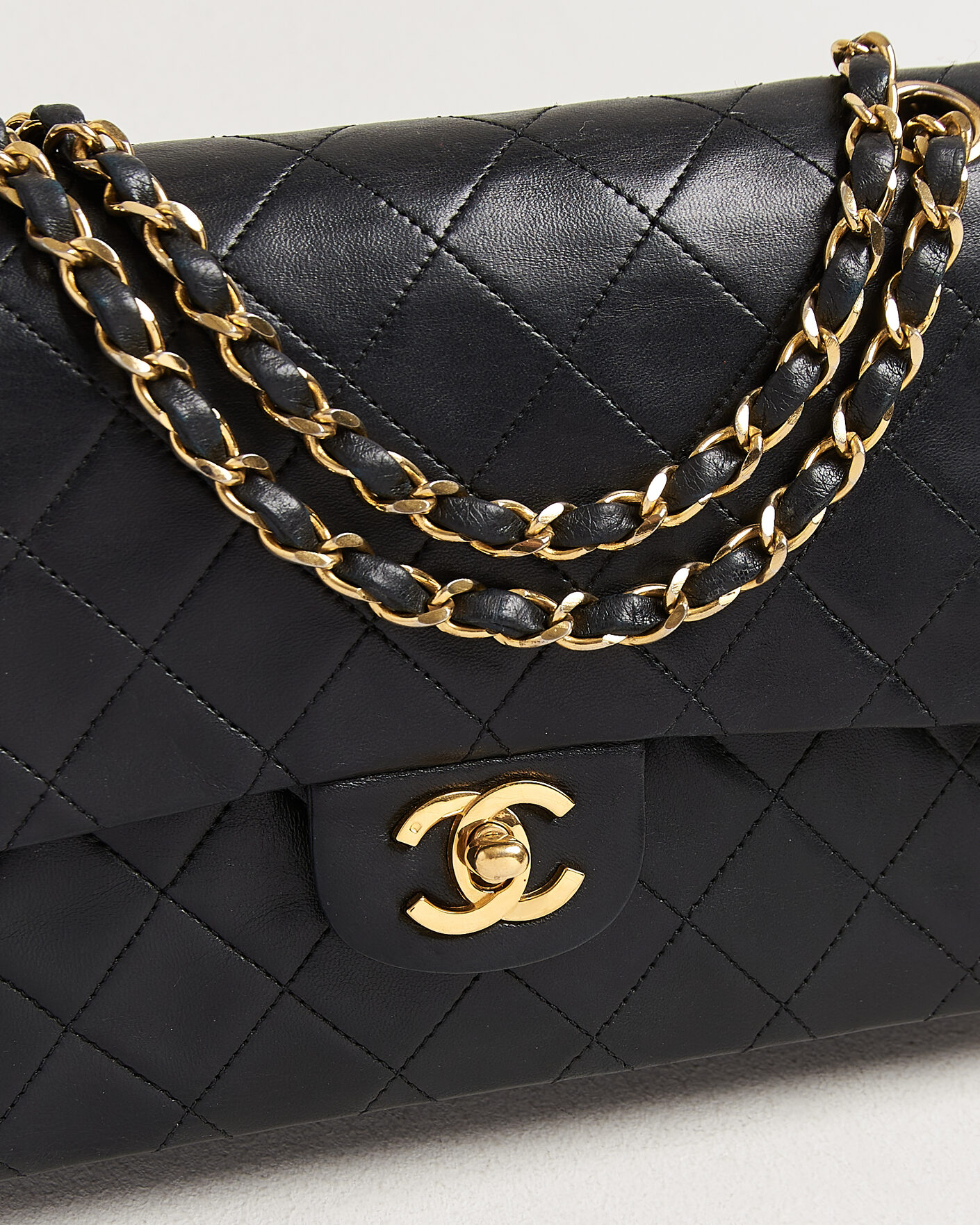 Herre | Pre-Owned & Vintage Bags | Chanel Pre-Owned | Classic Medium Double Flap Bag Lambskin Black