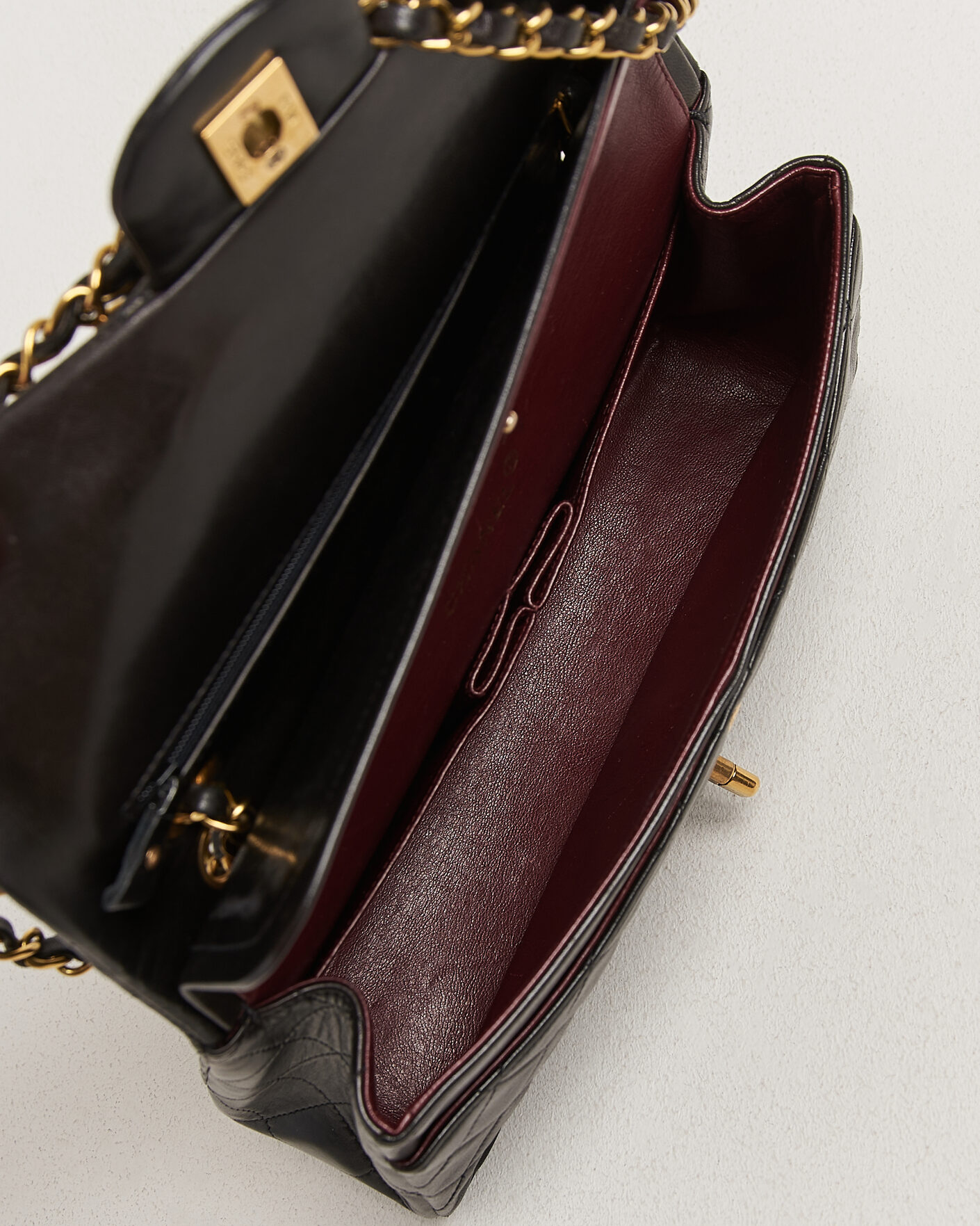 Herre | Pre-Owned & Vintage Bags | Chanel Pre-Owned | Classic Medium Double Flap Bag Lambskin Black