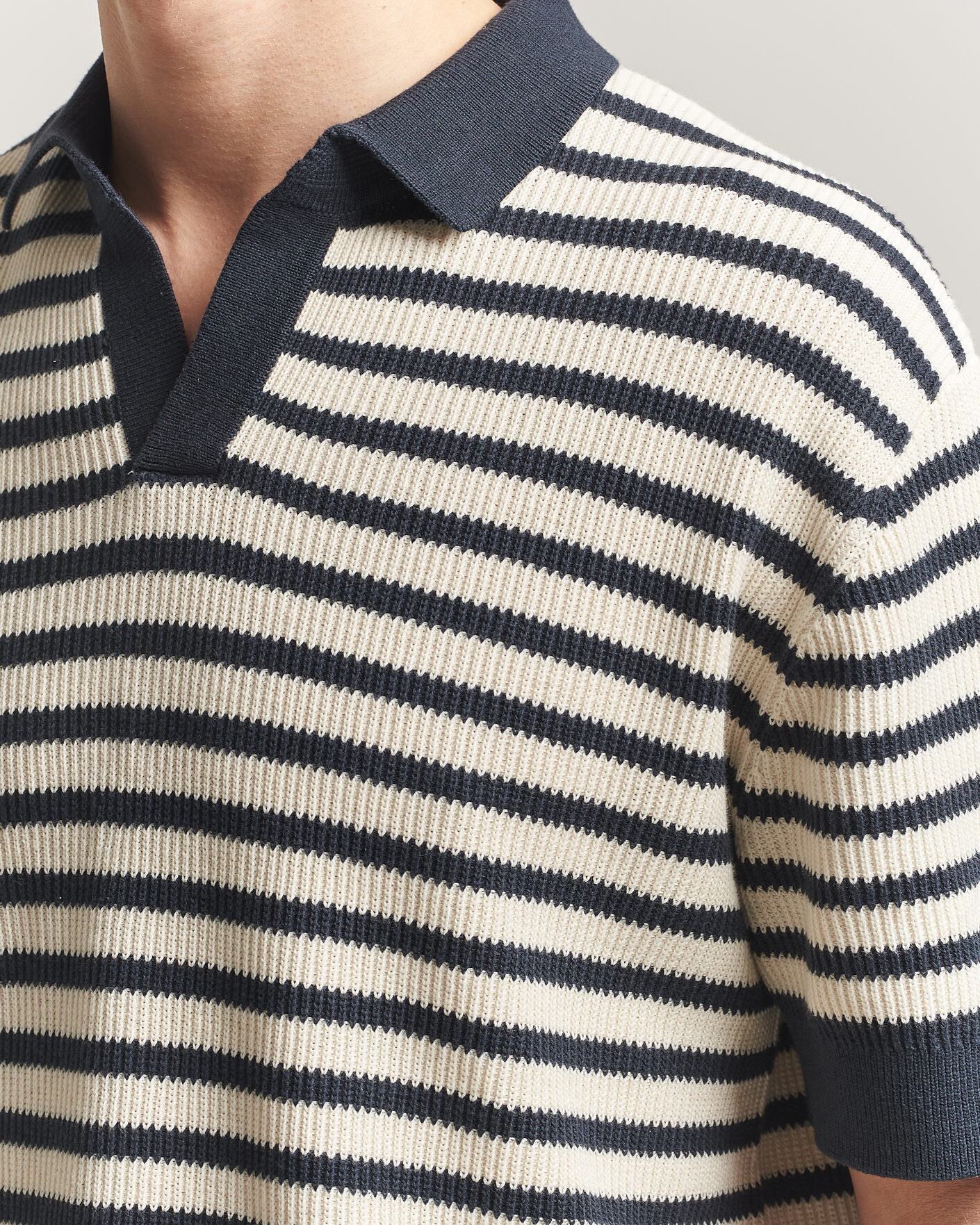 Herre | Pikéer | A Day's March | Jeremy Striped Knitted Polo Off White/Navy