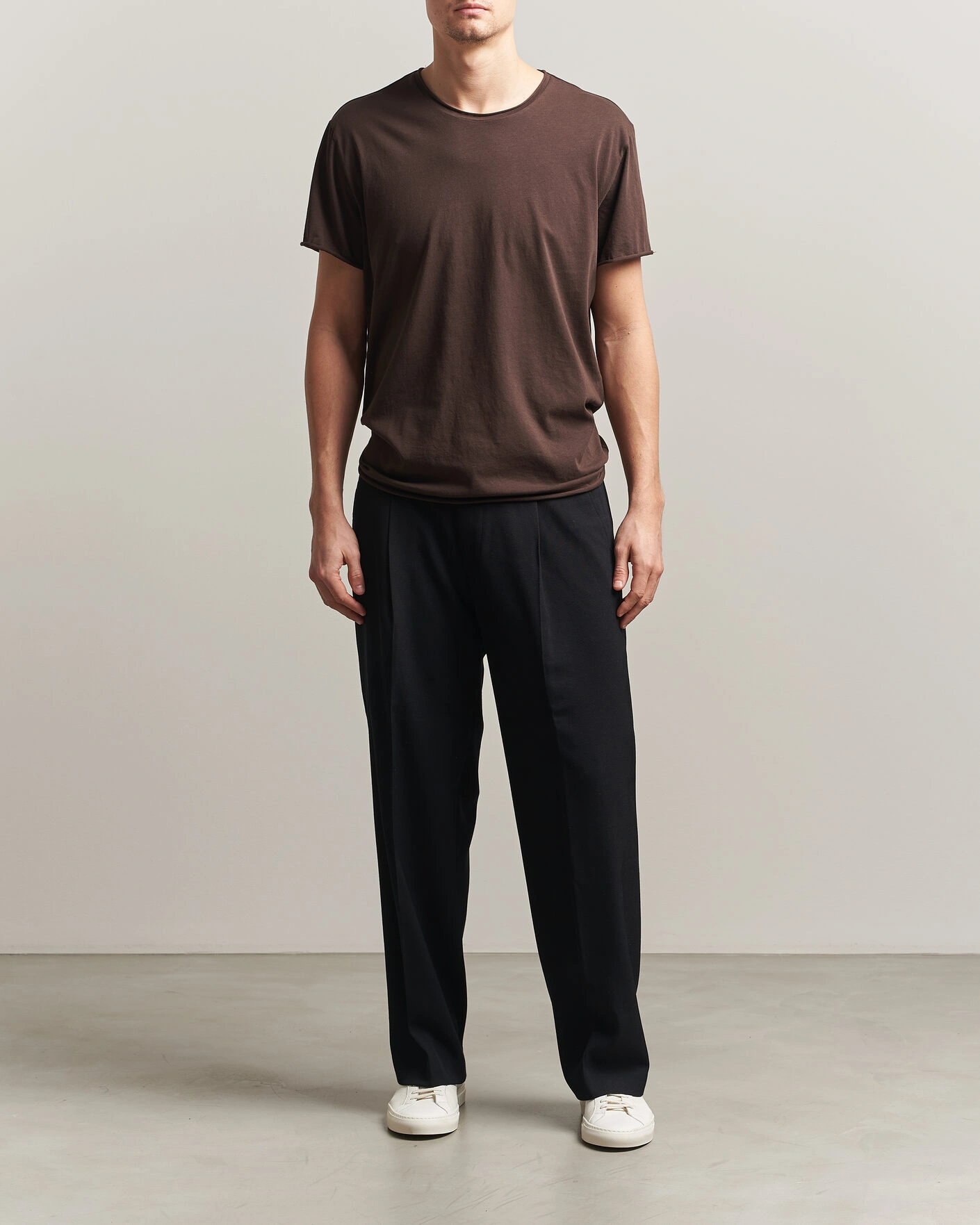 Herre | T-Shirts | Filippa K | Roll Neck Crew Neck T-Shirt Dark Chocolate