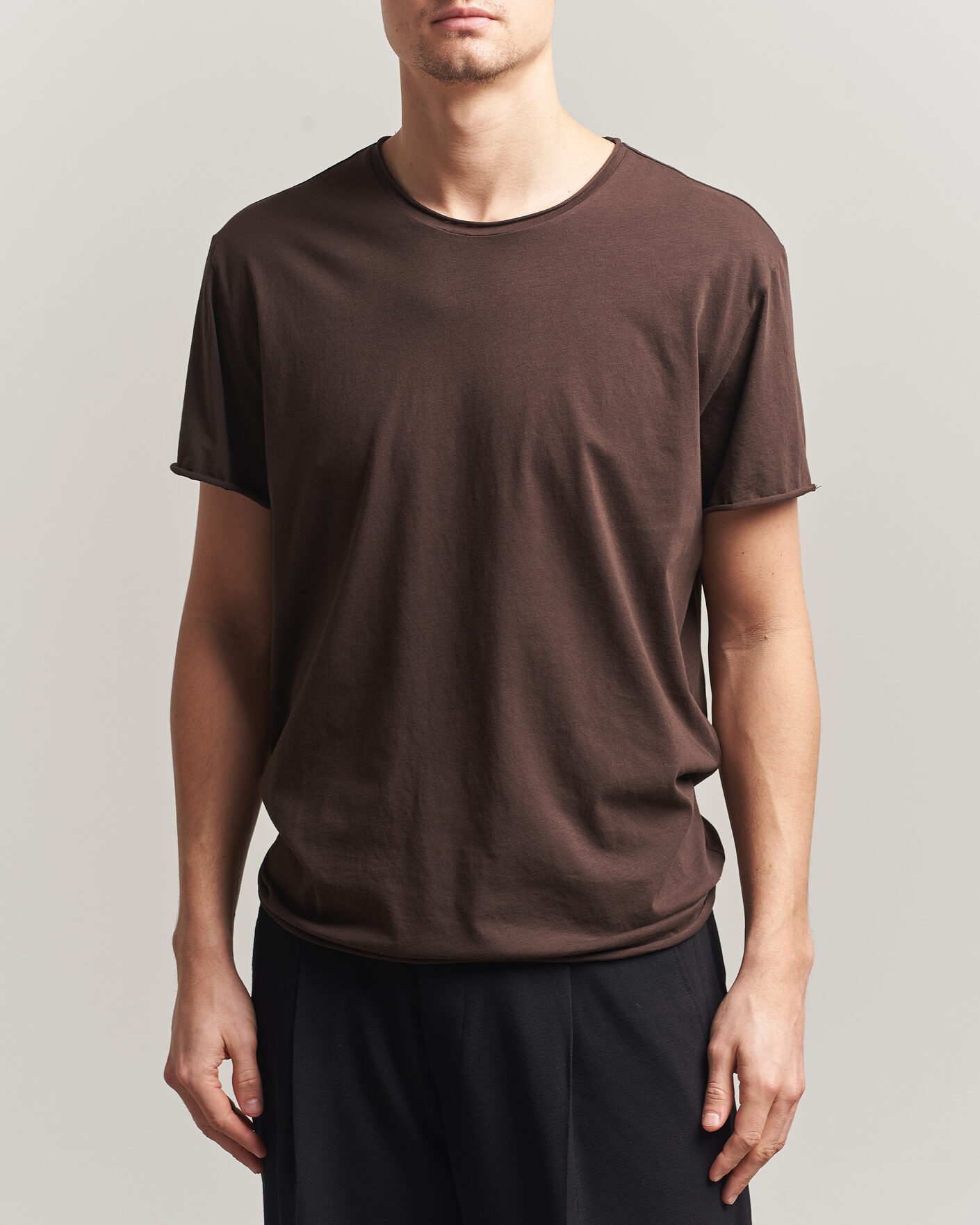 Herre | T-Shirts | Filippa K | Roll Neck Crew Neck T-Shirt Dark Chocolate