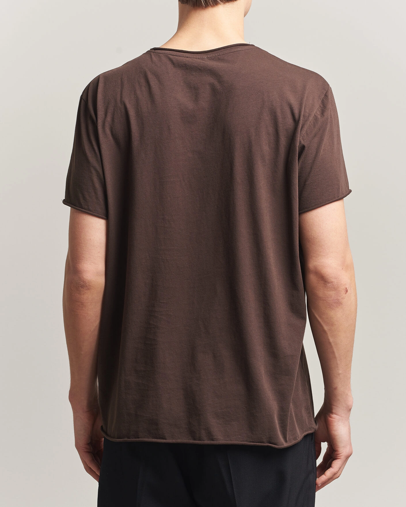 Herre | T-Shirts | Filippa K | Roll Neck Crew Neck T-Shirt Dark Chocolate