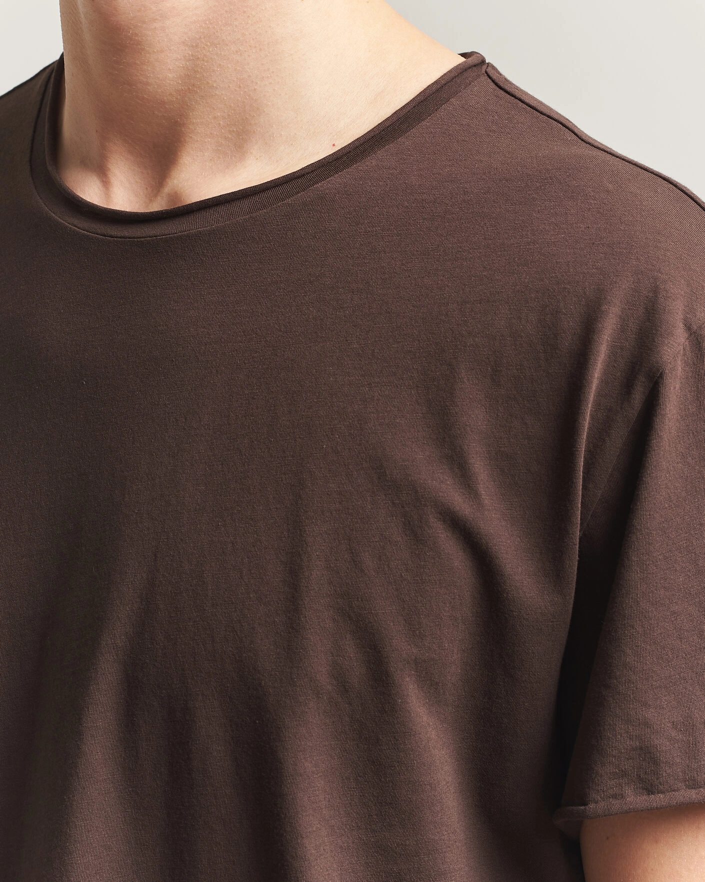 Herre | T-Shirts | Filippa K | Roll Neck Crew Neck T-Shirt Dark Chocolate