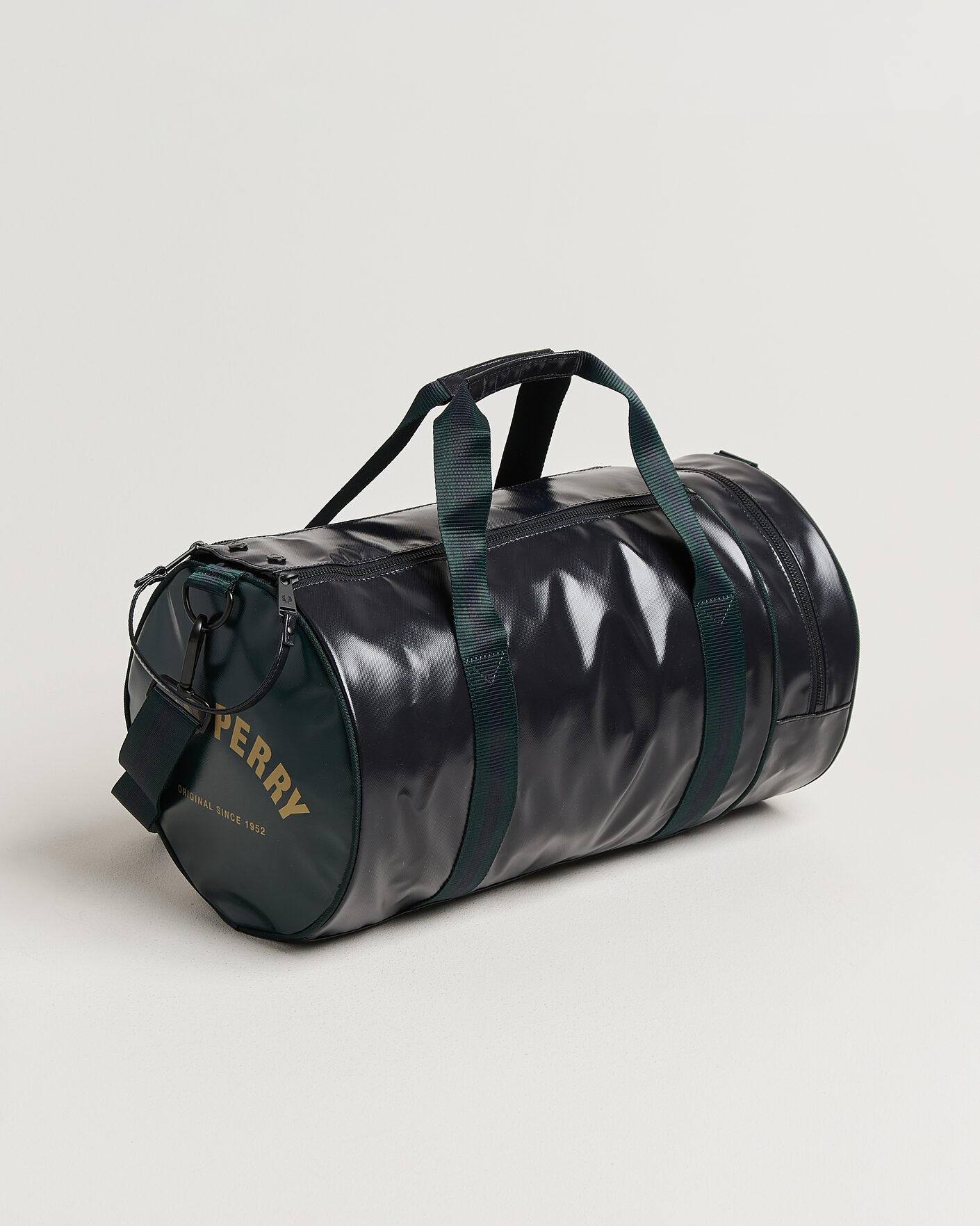 Herre | Vesker | Fred Perry | Classic Barrel Bag Navy/Grassroots Green