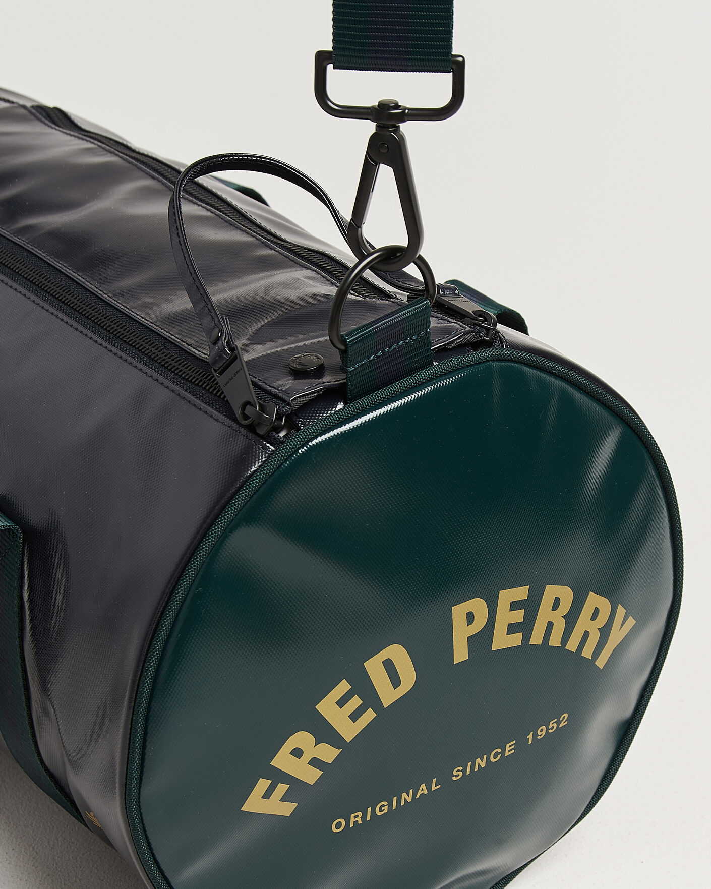 Herre | Vesker | Fred Perry | Classic Barrel Bag Navy/Grassroots Green