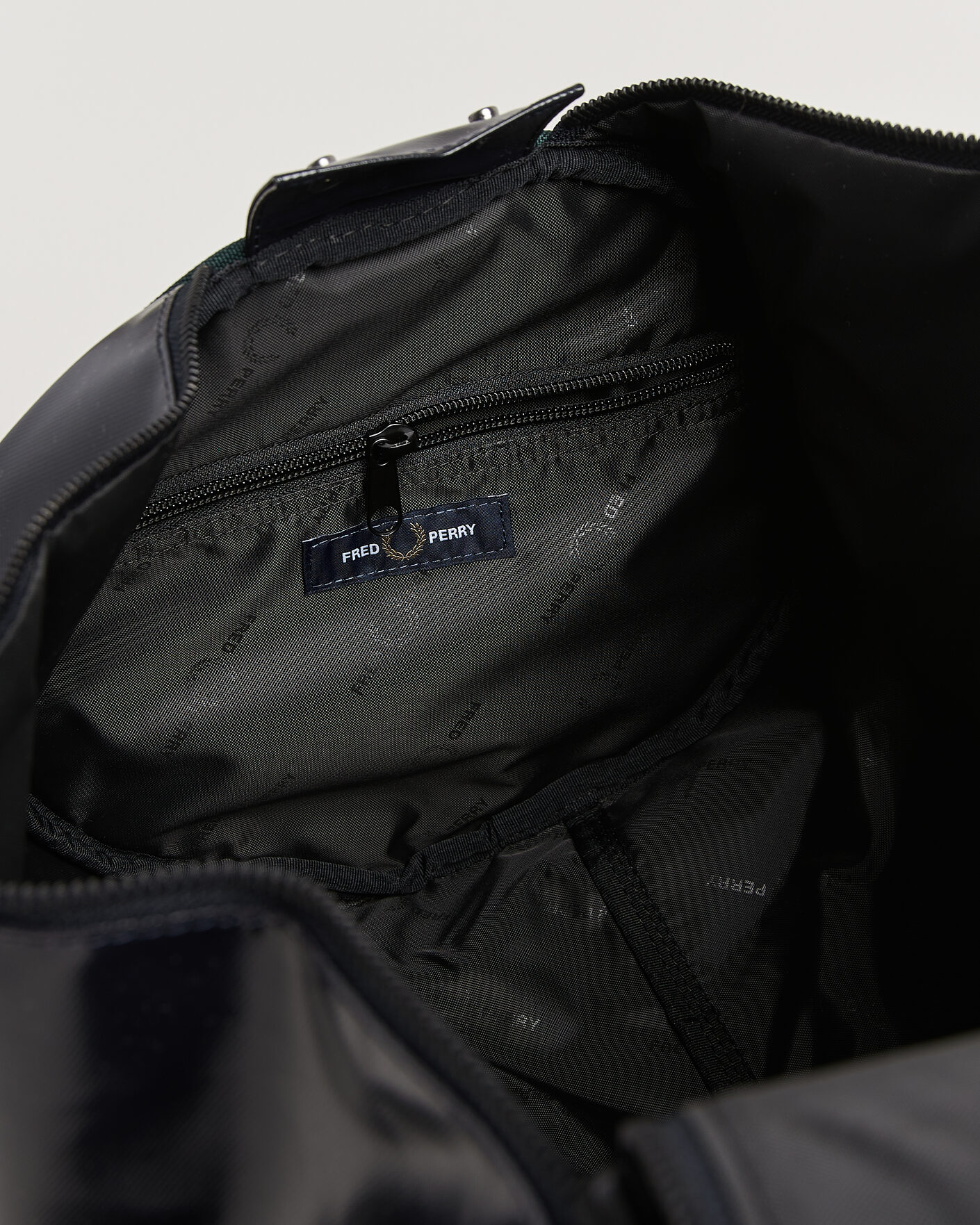 Herre | Vesker | Fred Perry | Classic Barrel Bag Navy/Grassroots Green