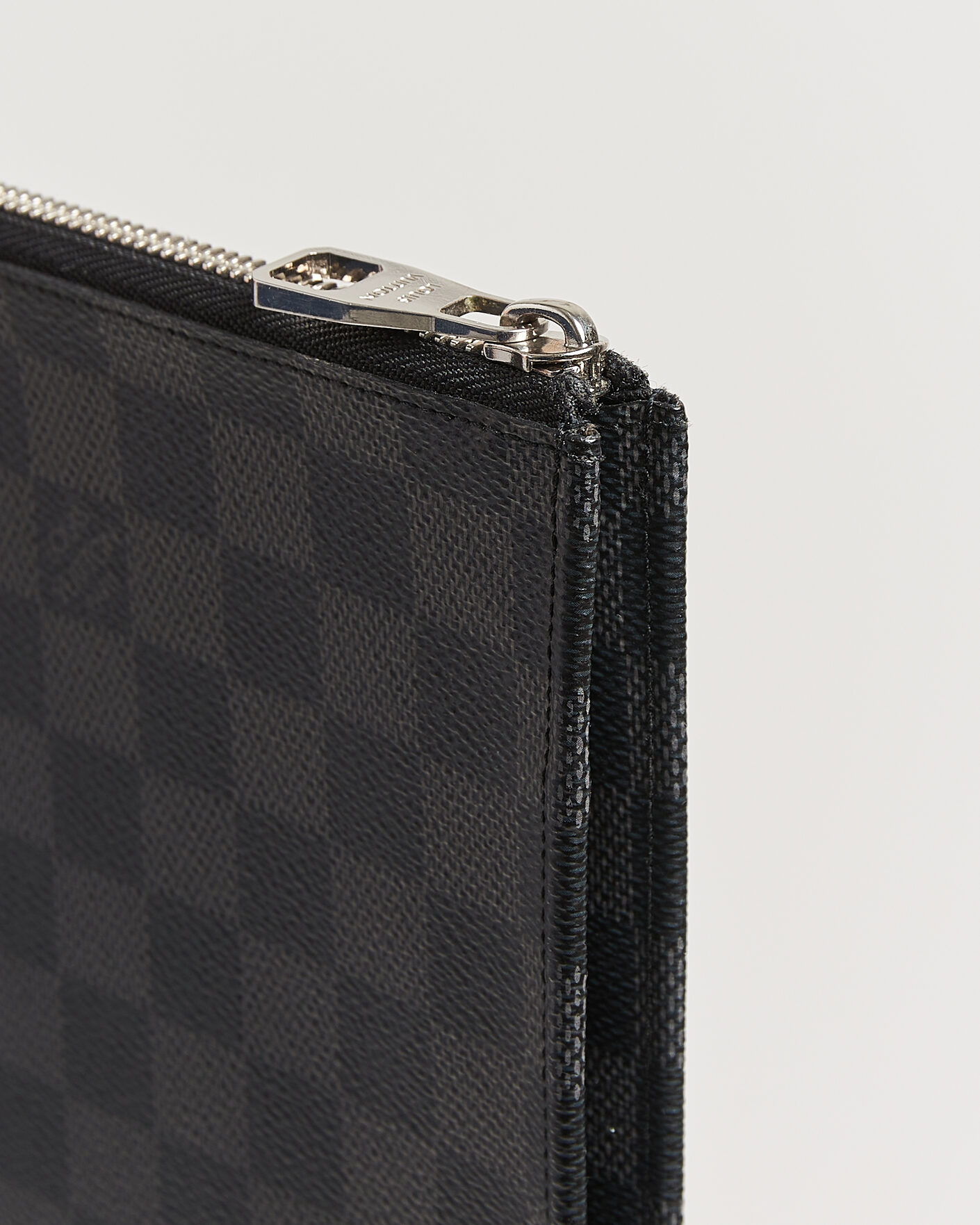 Herre | Pre-Owned & Vintage Bags | Louis Vuitton Pre-Owned | Pochette Jules Damier Graphite