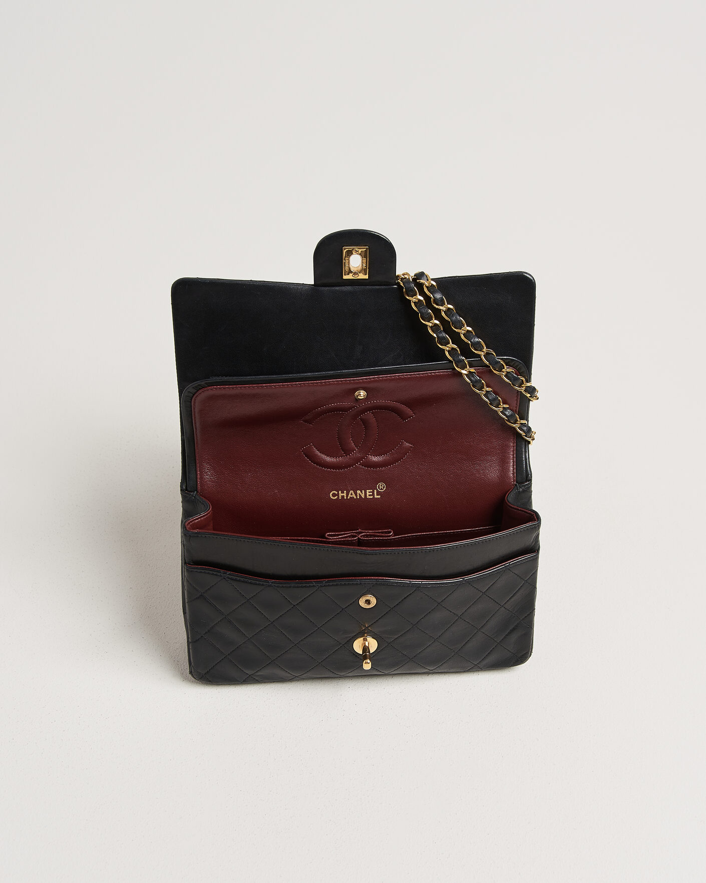 Herre | Pre-Owned & Vintage Bags | Chanel Pre-Owned | Classic Medium Double Flap Bag Black