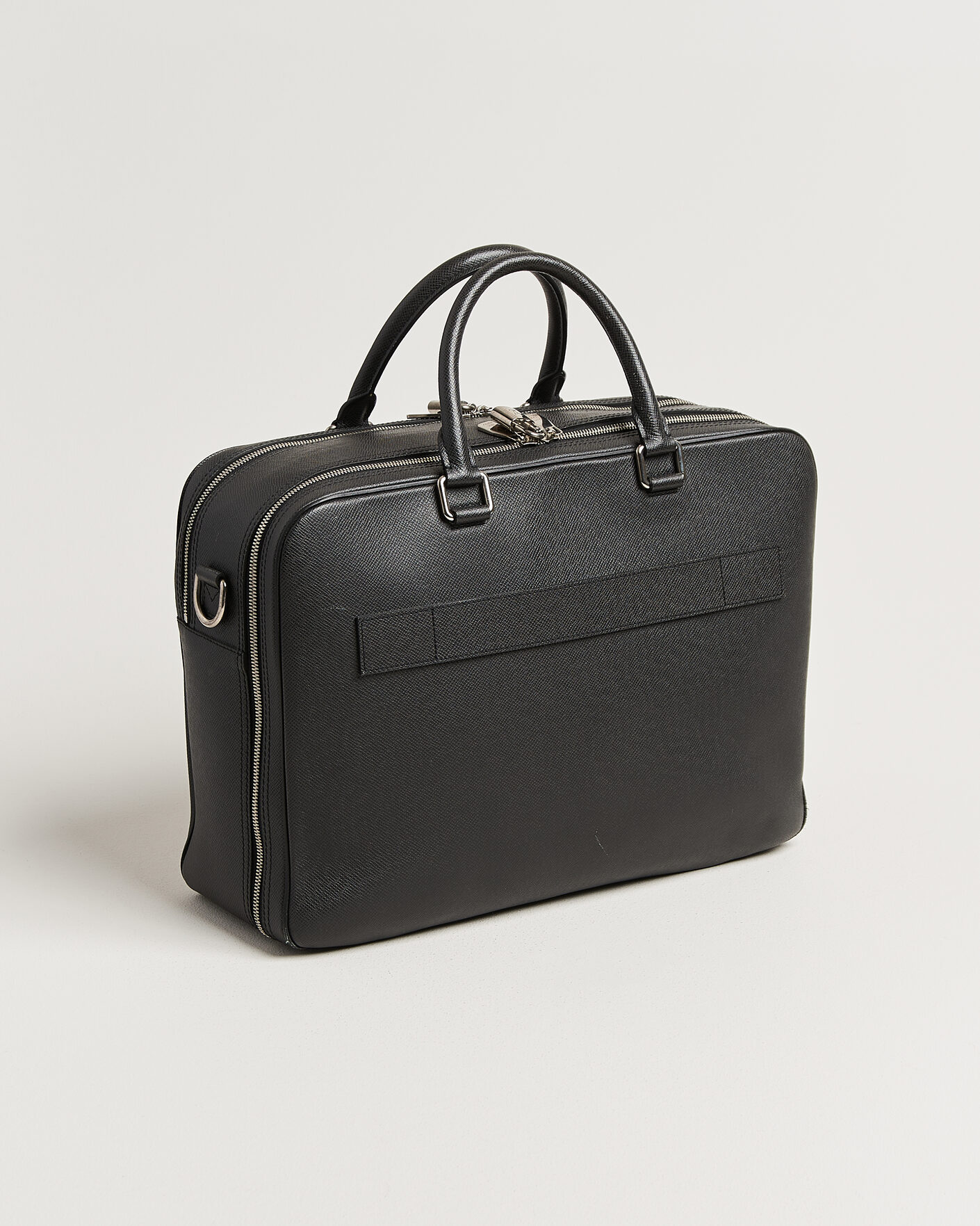 Herre | Pre-Owned & Vintage Bags | Louis Vuitton Pre-Owned | Overnight Bag Taiga Leather Black