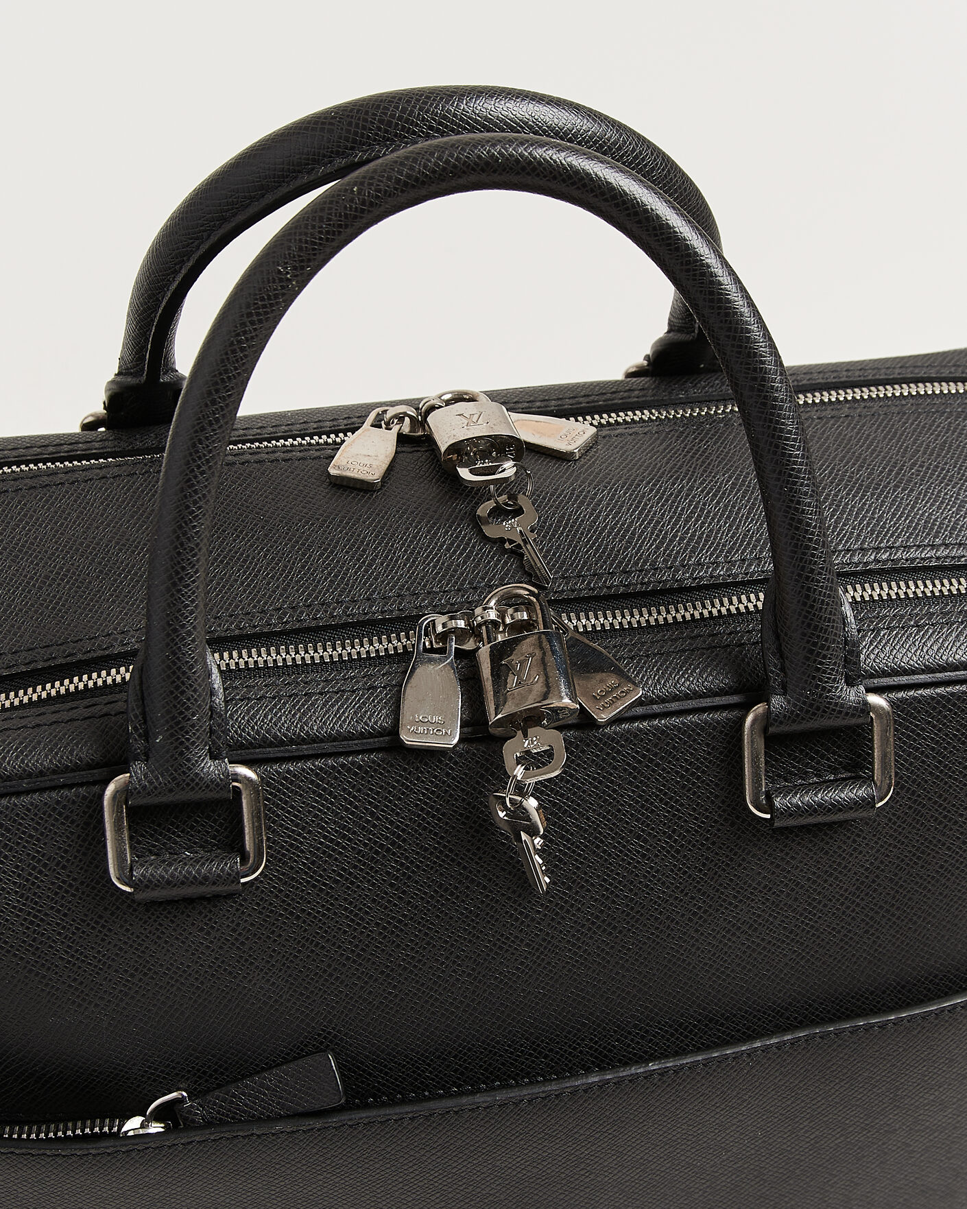 Herre | Pre-Owned & Vintage Bags | Louis Vuitton Pre-Owned | Overnight Bag Taiga Leather Black