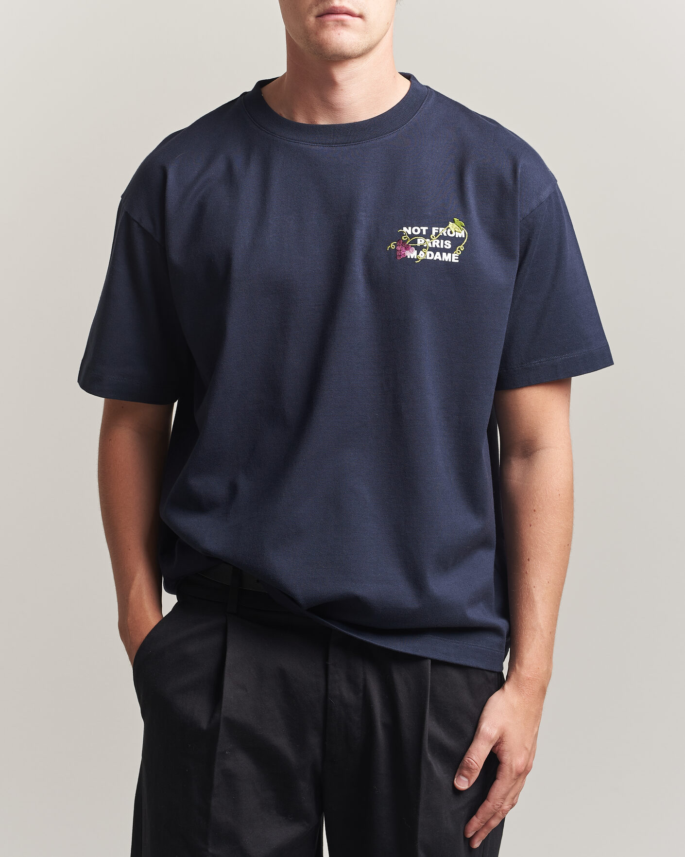 Herre | T-Shirts | Drôle de Monsieur | Vine Embroidered Slogan T-Shirt Navy