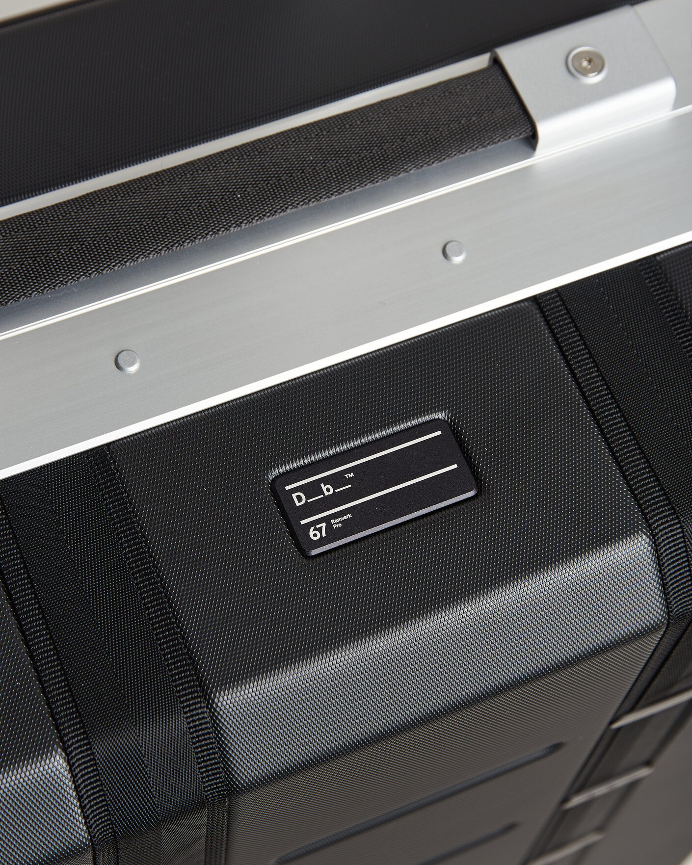 Herre | Vesker | DB | Ramverk Pro Check-In Luggage Medium Silver/Black