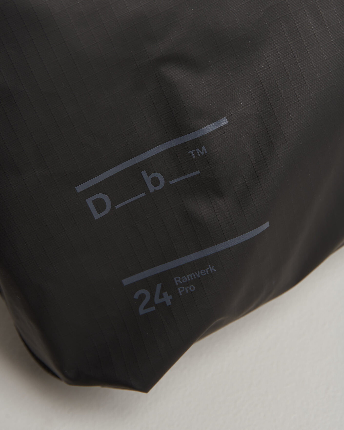 Herre | Vesker | DB | Ramverk Pro Sling Bag 24L Black Out