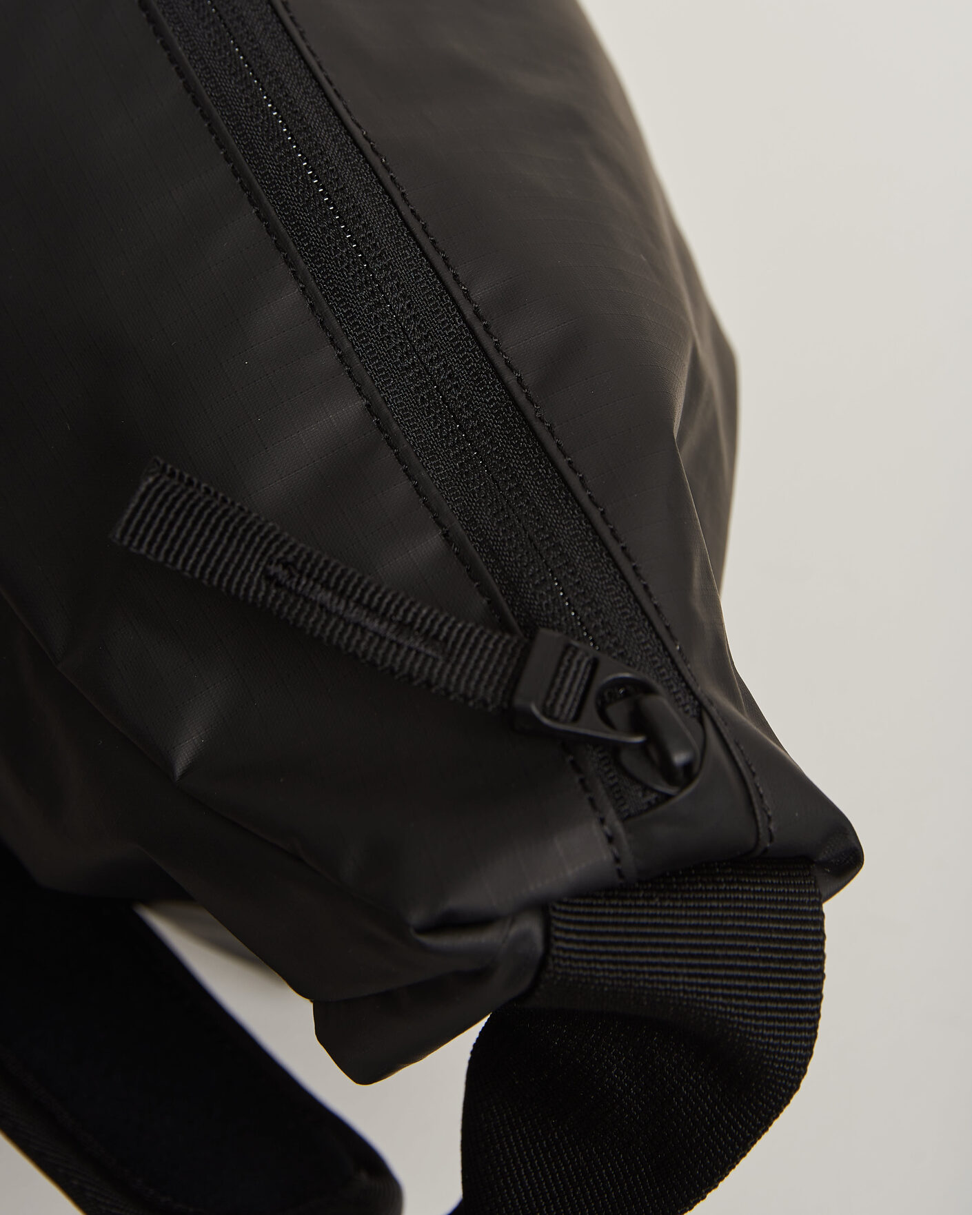 Herre | Vesker | DB | Ramverk Pro Sling Bag 24L Black Out