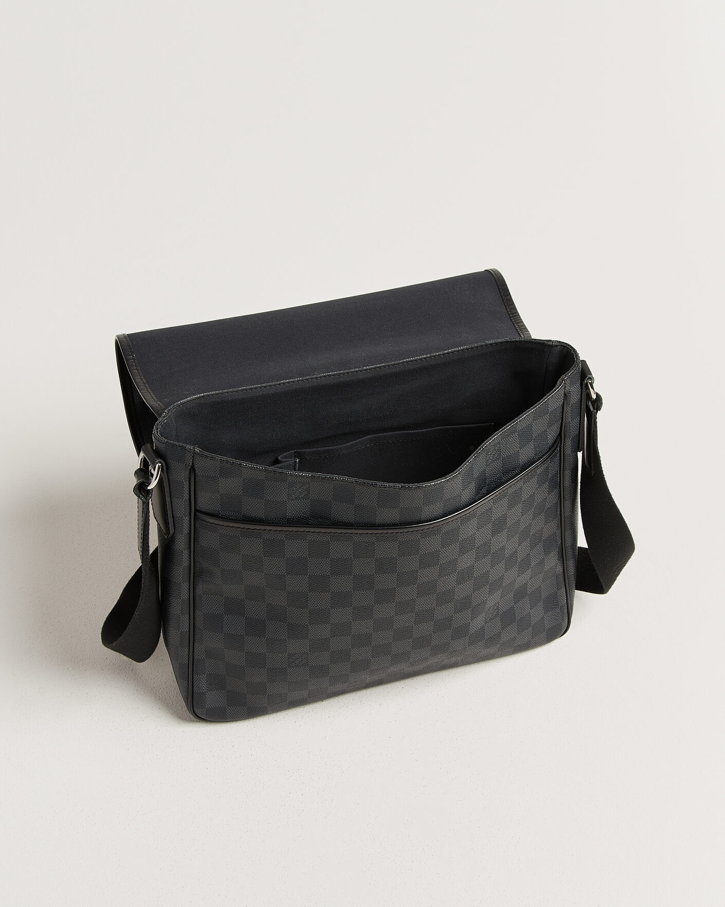 Herre | Pre-Owned & Vintage Bags | Louis Vuitton Pre-Owned | Daniel MM Shoulder Bag Damier Graphite