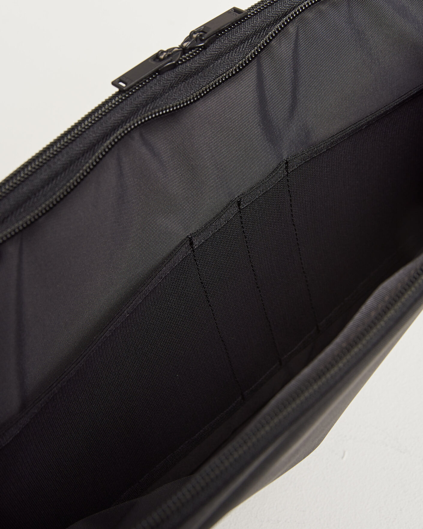 Herre | Vesker | Porter-Yoshida & Co. | View Document Case Black