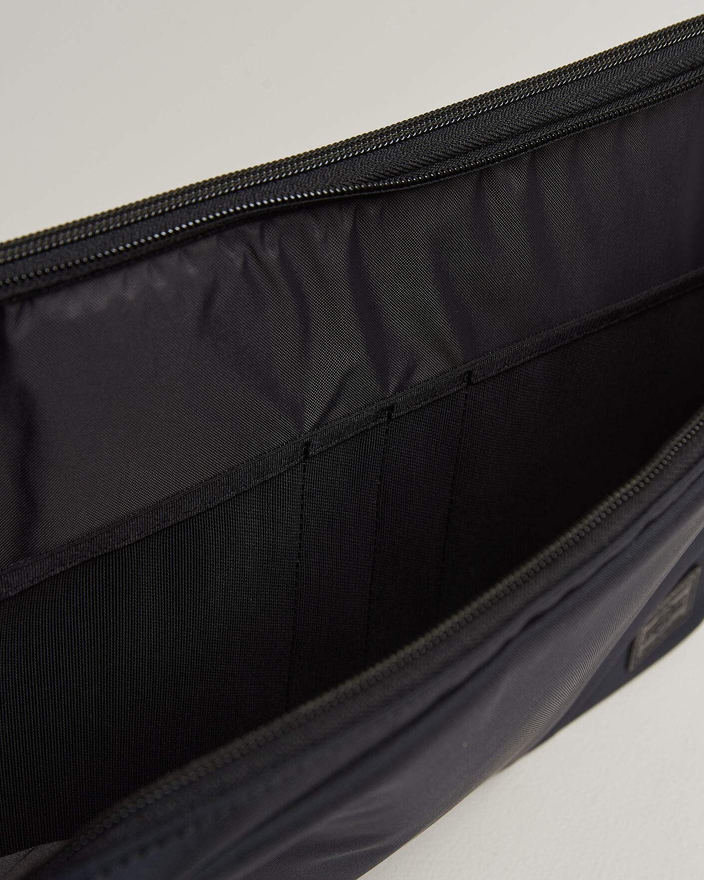 Herre | Vesker | Porter-Yoshida & Co. | View Document Case Navy
