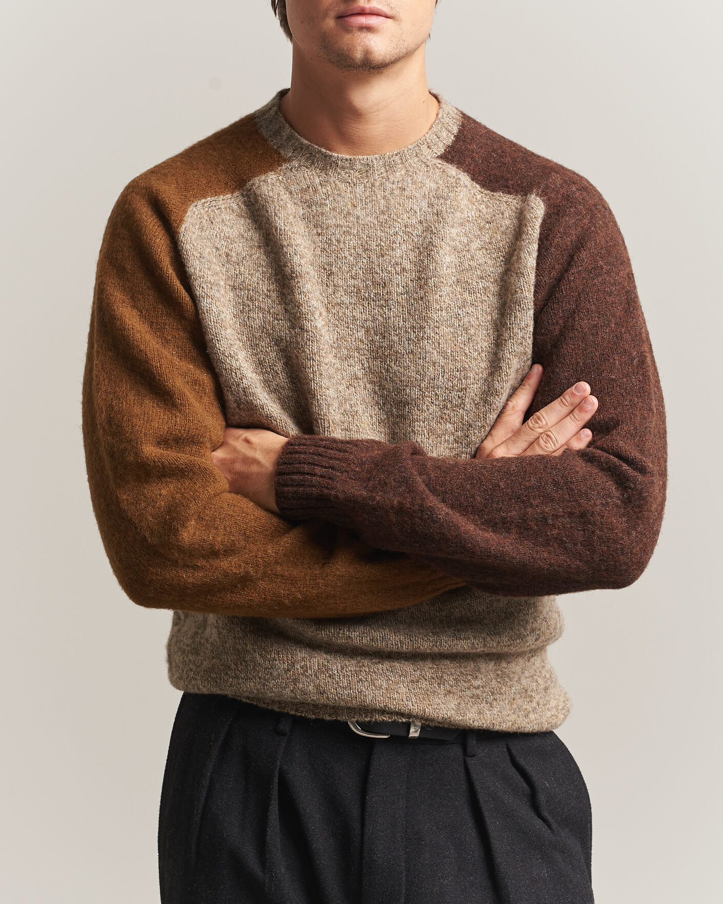 Herre | Gensere | Barbour Lifestyle | Scottish Made Block Colour Crew Light Stone