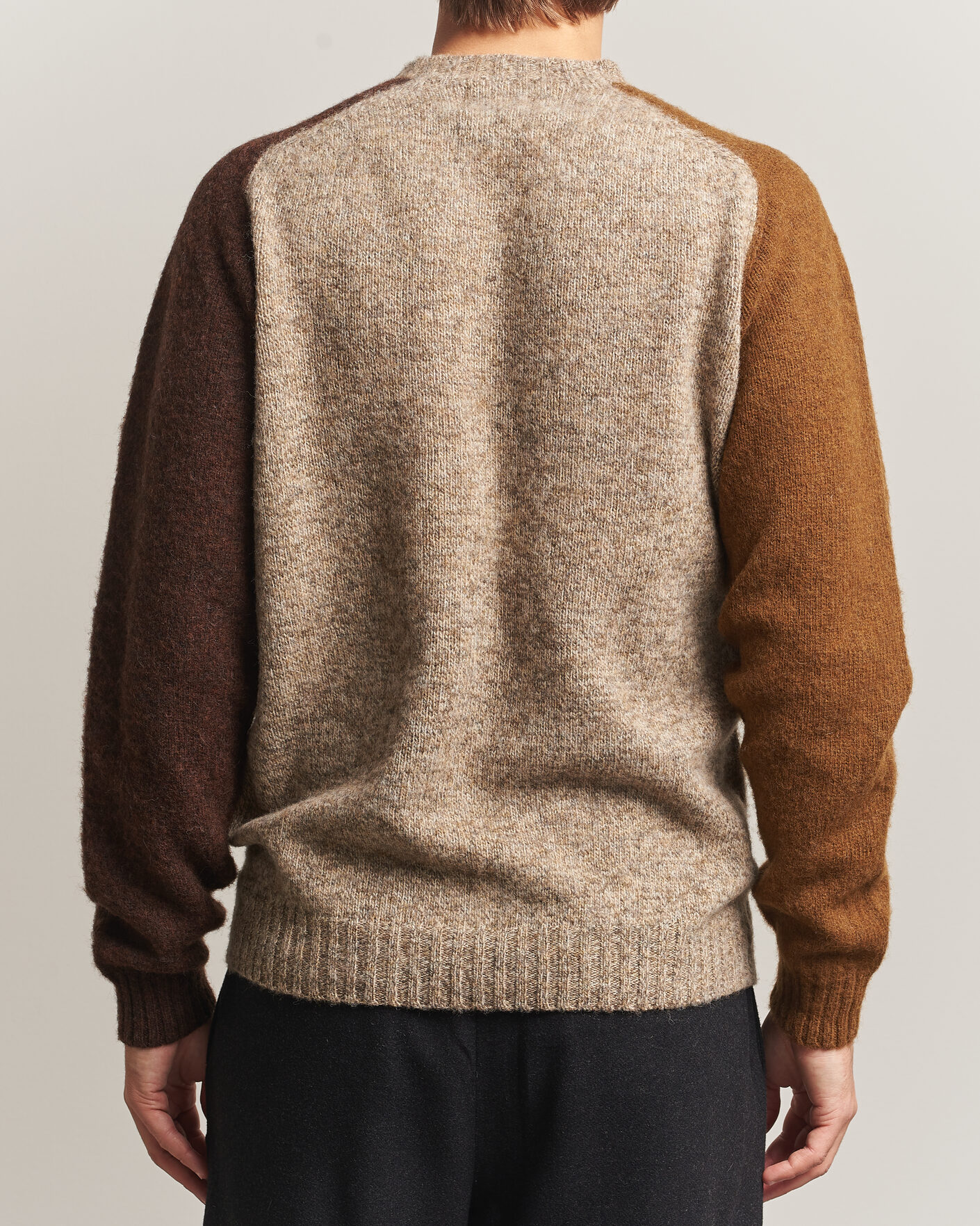 Herre | Gensere | Barbour Lifestyle | Scottish Made Block Colour Crew Light Stone