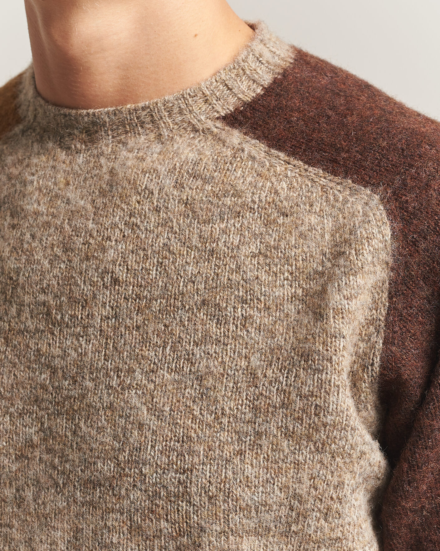 Herre | Gensere | Barbour Lifestyle | Scottish Made Block Colour Crew Light Stone