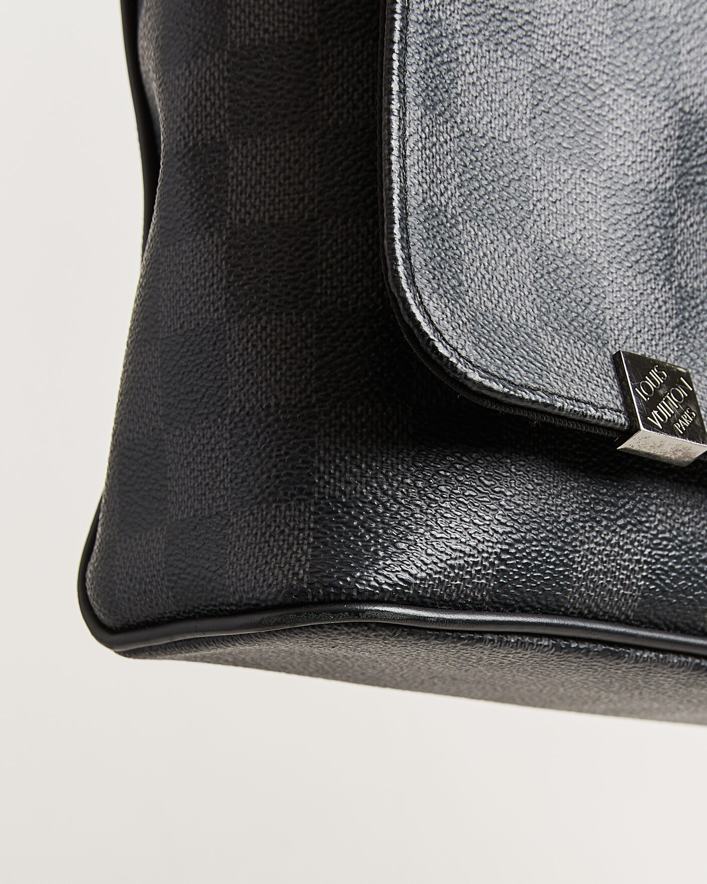 Herre | Pre-Owned & Vintage Bags | Louis Vuitton Pre-Owned | Louis Vuitton District Messenger Bag MM Damier Graphite