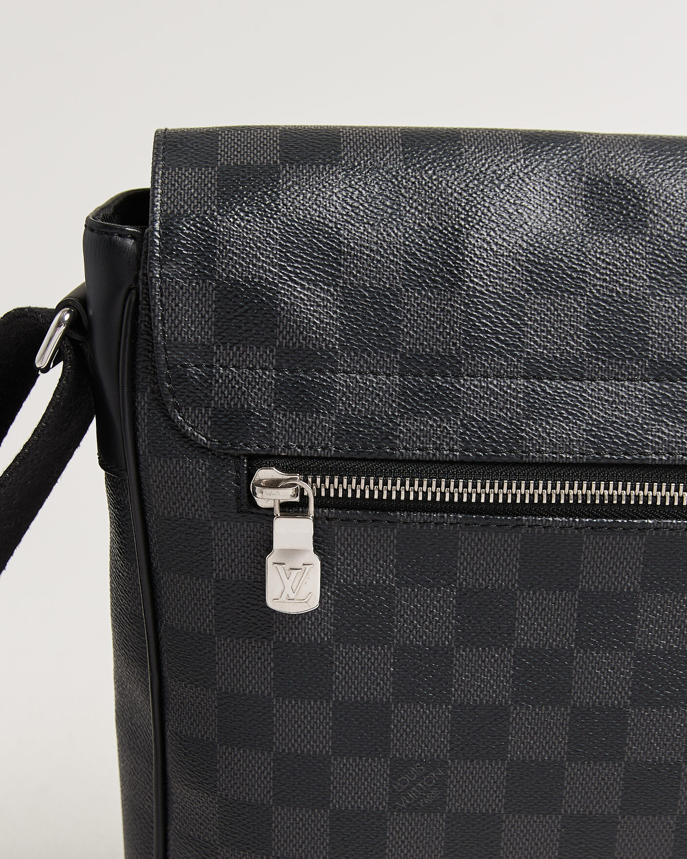 Herre | Pre-Owned & Vintage Bags | Louis Vuitton Pre-Owned | Louis Vuitton District Messenger Bag MM Damier Graphite