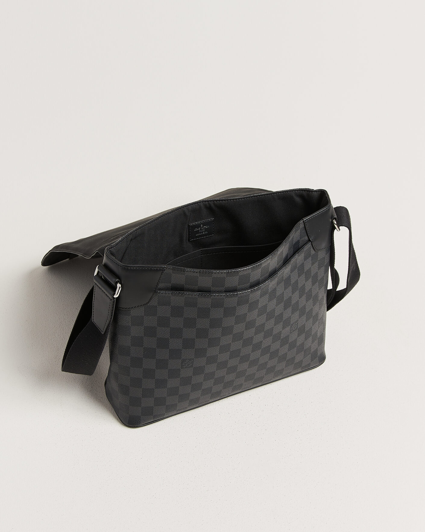 Herre | Pre-Owned & Vintage Bags | Louis Vuitton Pre-Owned | Louis Vuitton District Messenger Bag MM Damier Graphite