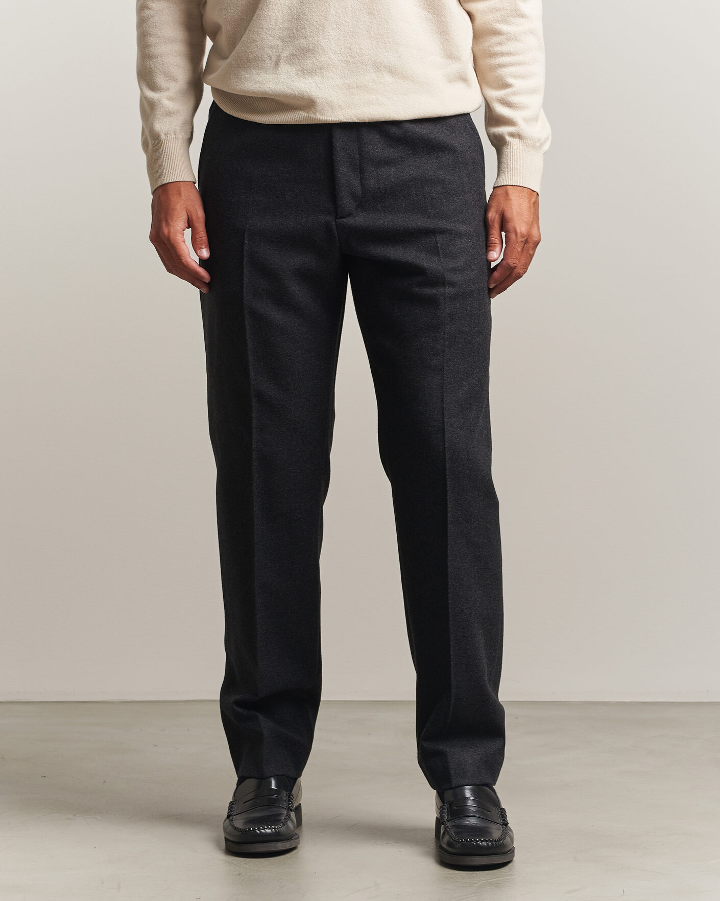 Herre | Bukser | Filippa K | Theo Relaxed Flannel Trousers Anthracite Melange