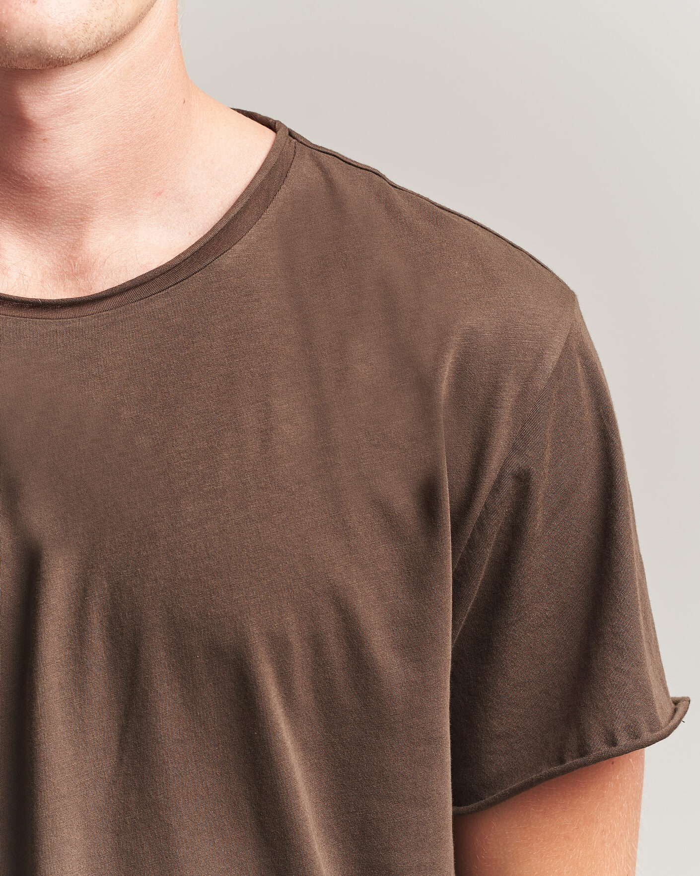 Herre | T-Shirts | Filippa K | Roll Neck Crew Neck T-Shirt Golden Brown